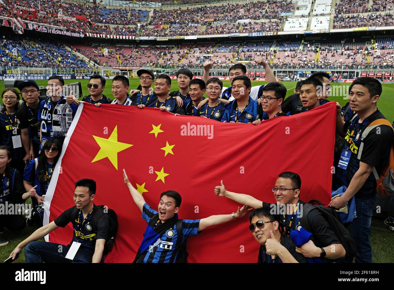 Die Fußballfans von Chinese Inter Mailand mit Chinas Flagge im fußballstadion san siro in Mailand. Italien. Stockfoto
