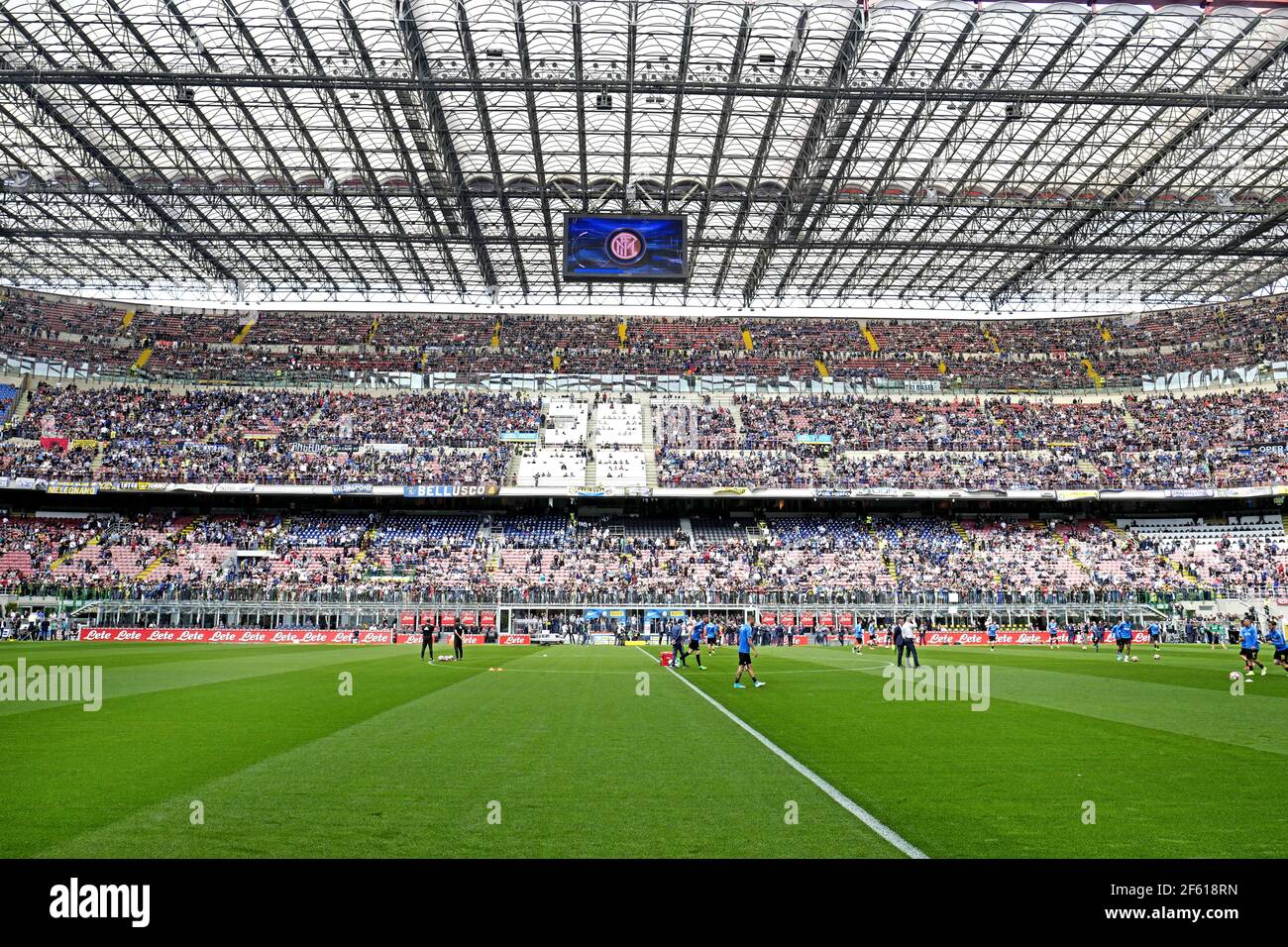 Fußball-Fans sitzen beobachten ein Fußballspiel im san siro Stadion, während der italienischen Serie A, in Mailand, Italien. Stockfoto