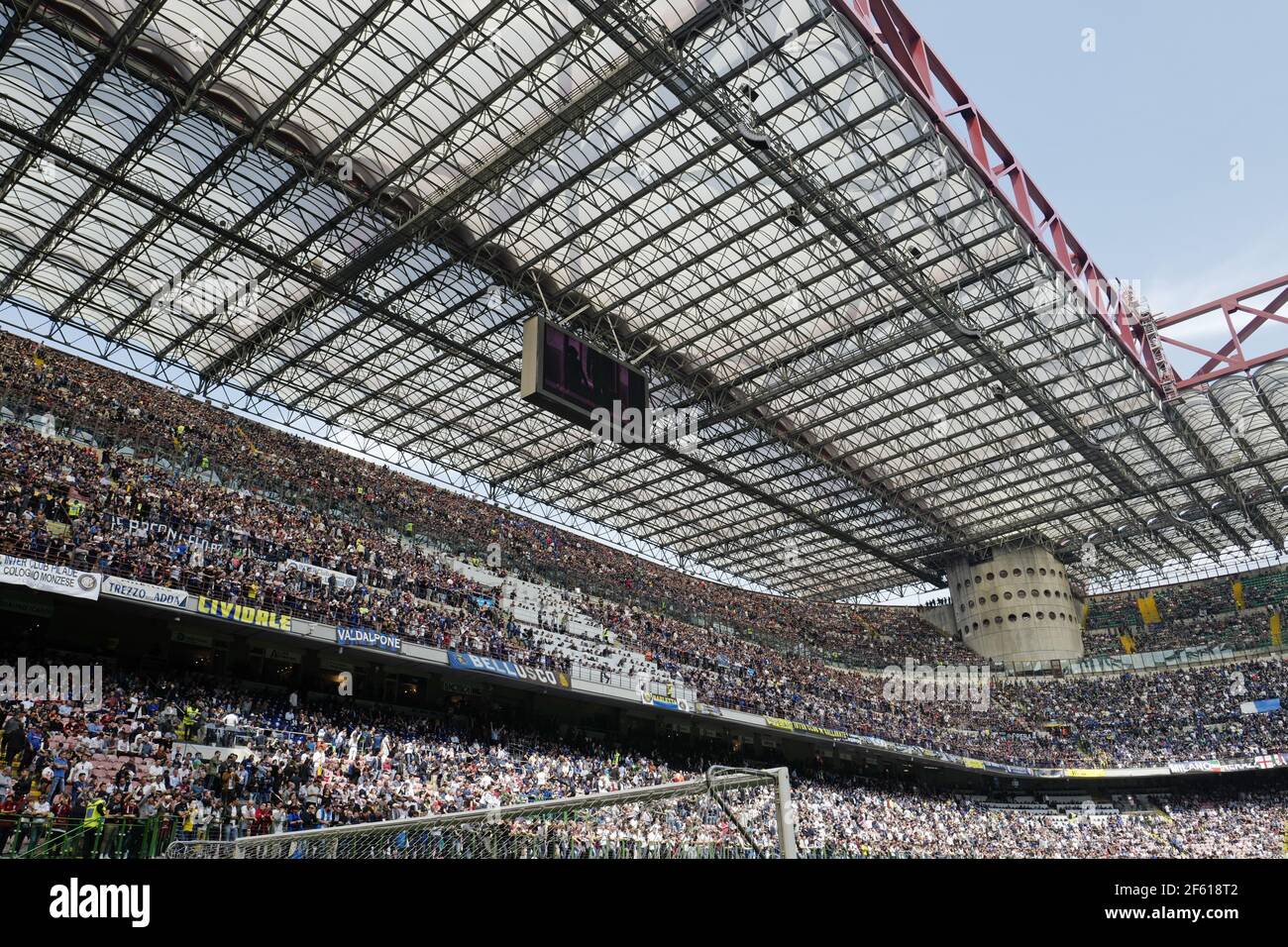 Fußball-Fans sitzen beobachten ein Fußballspiel im san siro Stadion, während der italienischen Serie A, in Mailand, Italien. Stockfoto