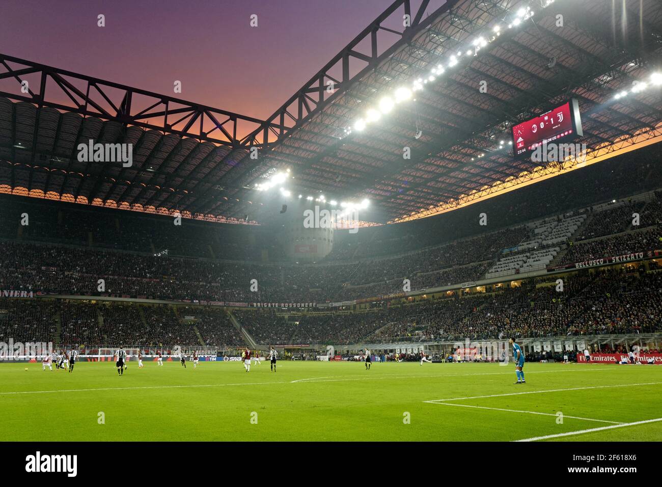 Sonnenuntergang über dem fußballstadion san siro, während der italienischen Serie ein Spiel AC Mailand gegen FC Juventus, in Mailand.Italien. Stockfoto