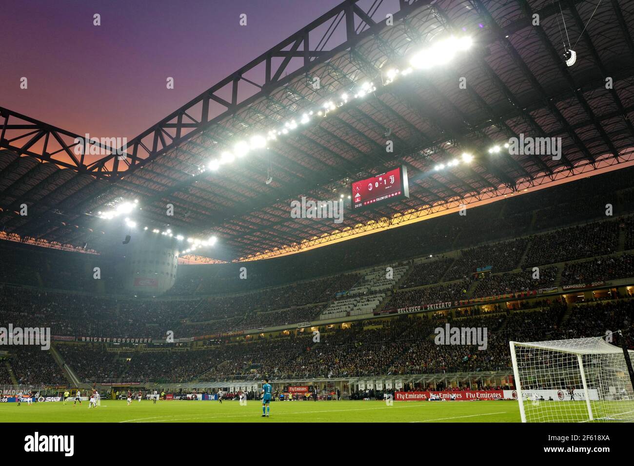Sonnenuntergang über dem fußballstadion san siro, während der italienischen Serie ein Spiel AC Mailand gegen FC Juventus, in Mailand.Italien. Stockfoto