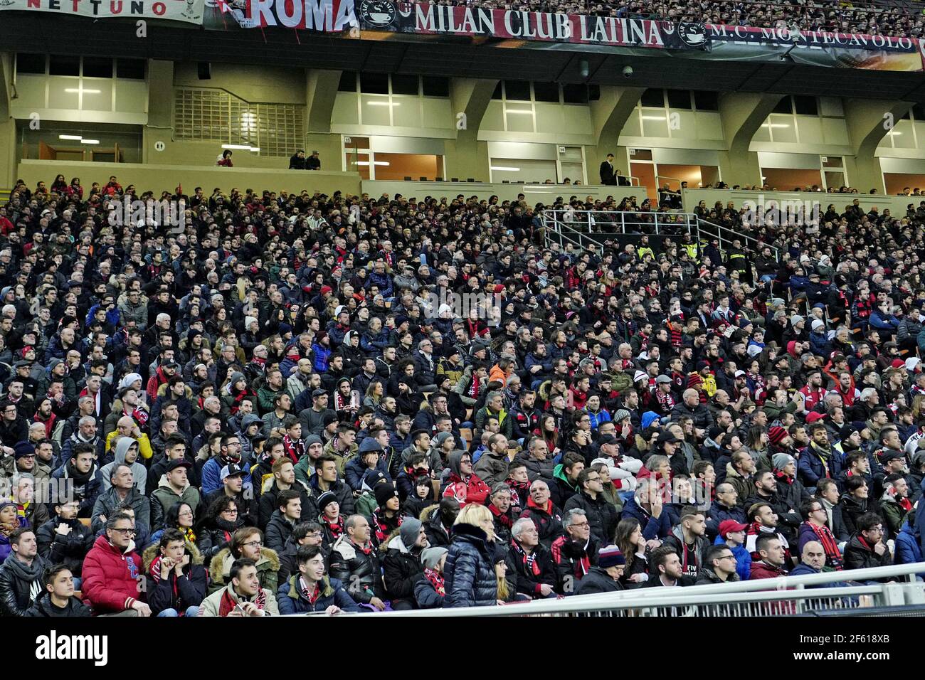 Fußball-Fans sitzen beobachten ein Fußballspiel im san siro Stadion, während der italienischen Serie A, in Mailand, Italien. Stockfoto