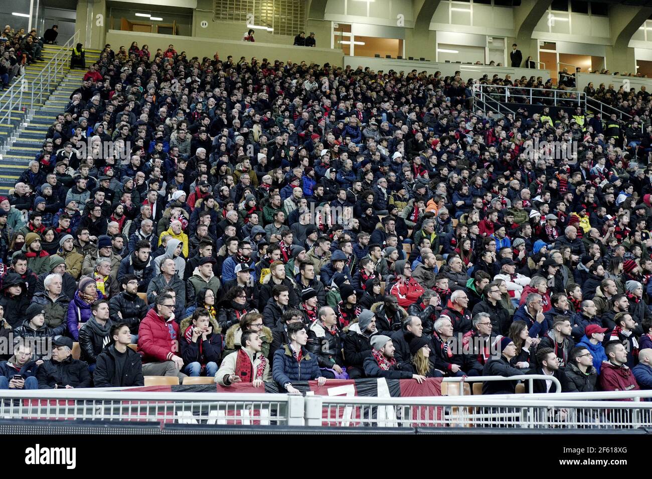 Fußball-Fans sitzen beobachten ein Fußballspiel im san siro Stadion, während der italienischen Serie A, in Mailand, Italien. Stockfoto