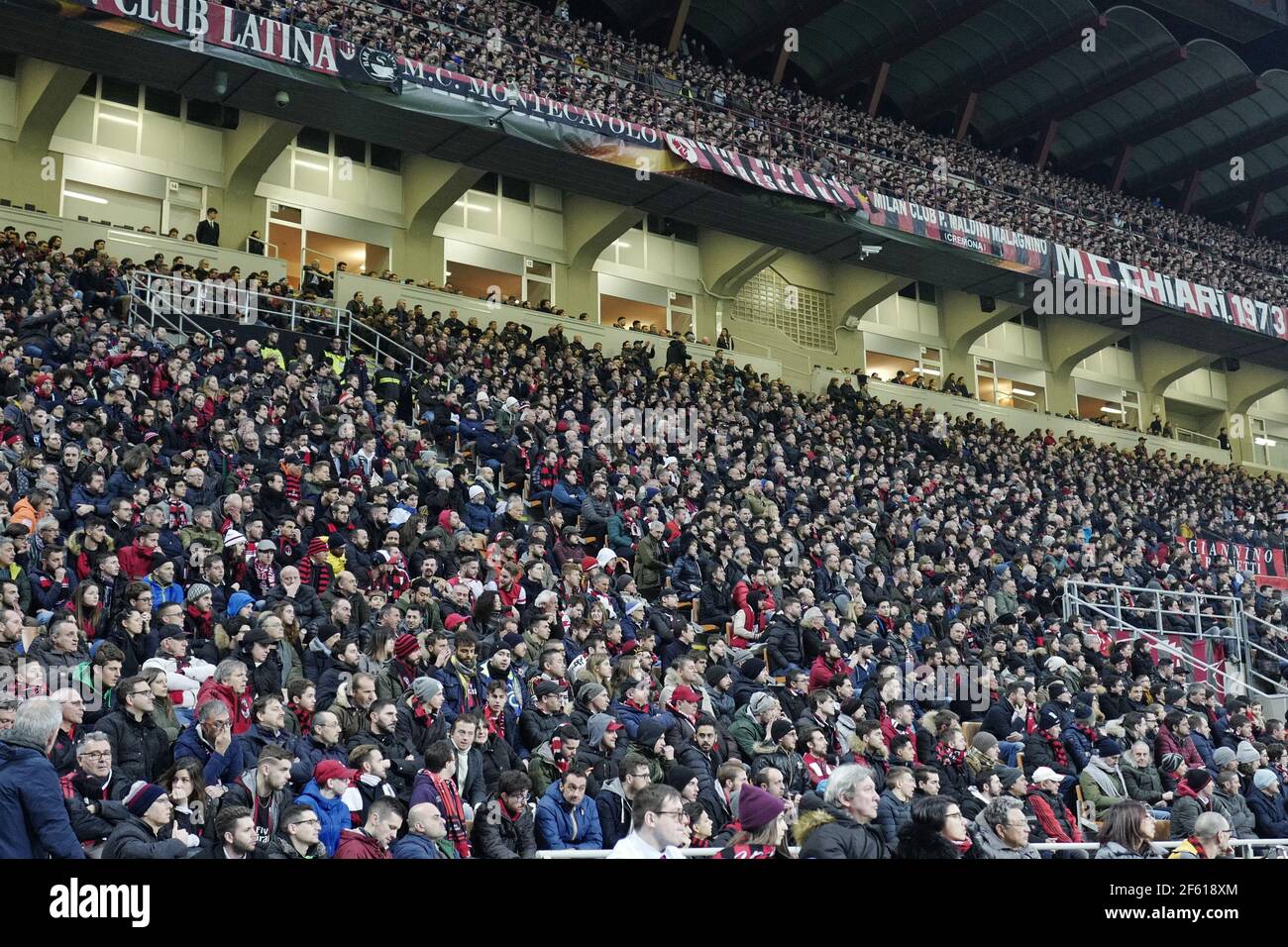 Fußball-Fans sitzen beobachten ein Fußballspiel im san siro Stadion, während der italienischen Serie A, in Mailand, Italien. Stockfoto