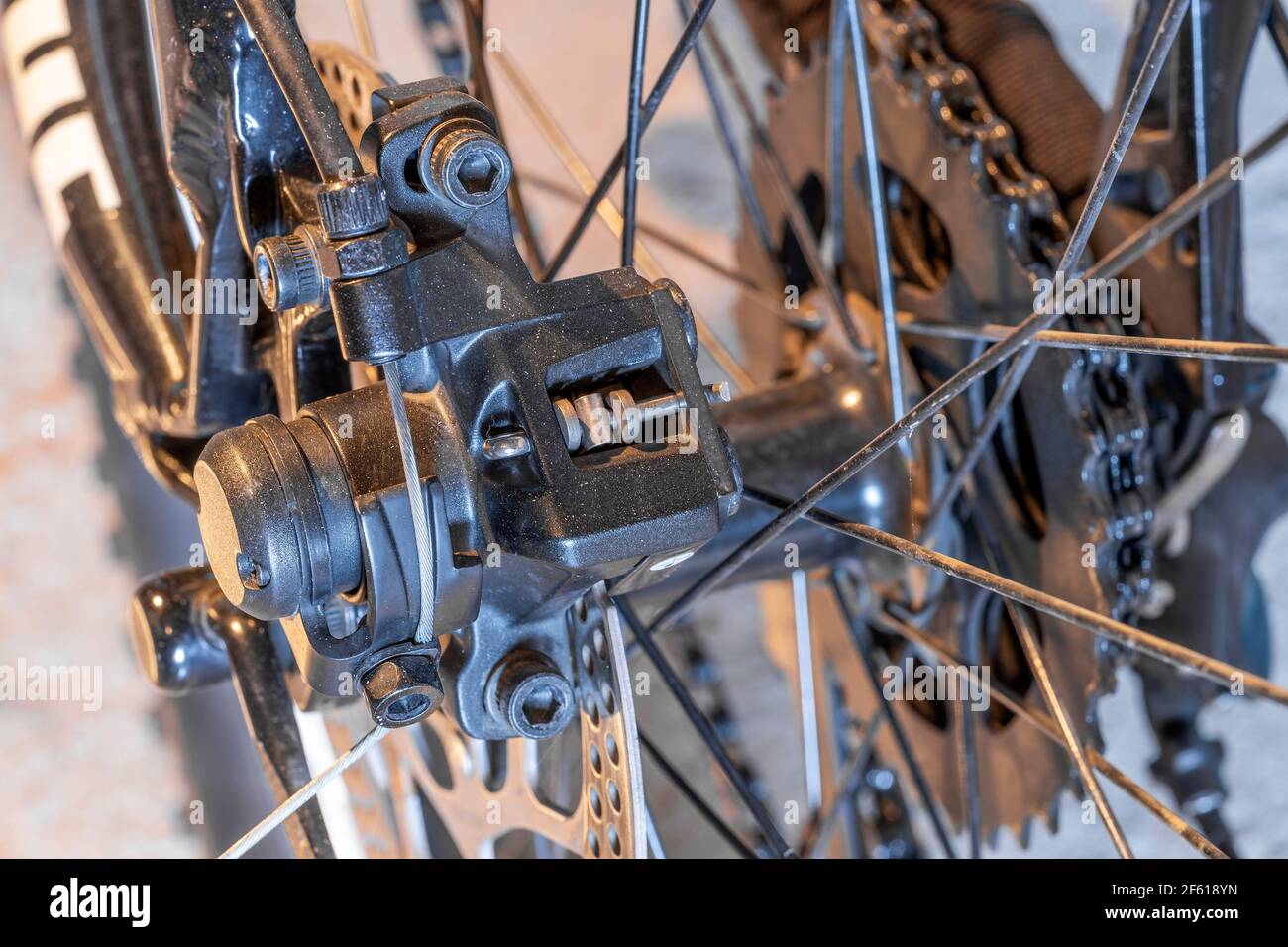 Nahaufnahme Scheibenbremsen an Fahrrädern mit Kabel Stockfoto