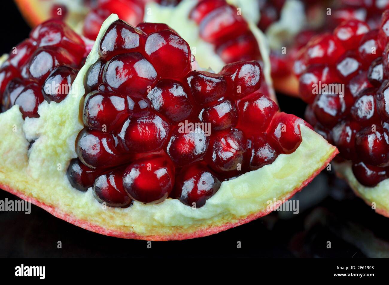 Makro-Foto von frischen roten Granatapfelkernen. Reife Granatapfelfrüchte. Stockfoto