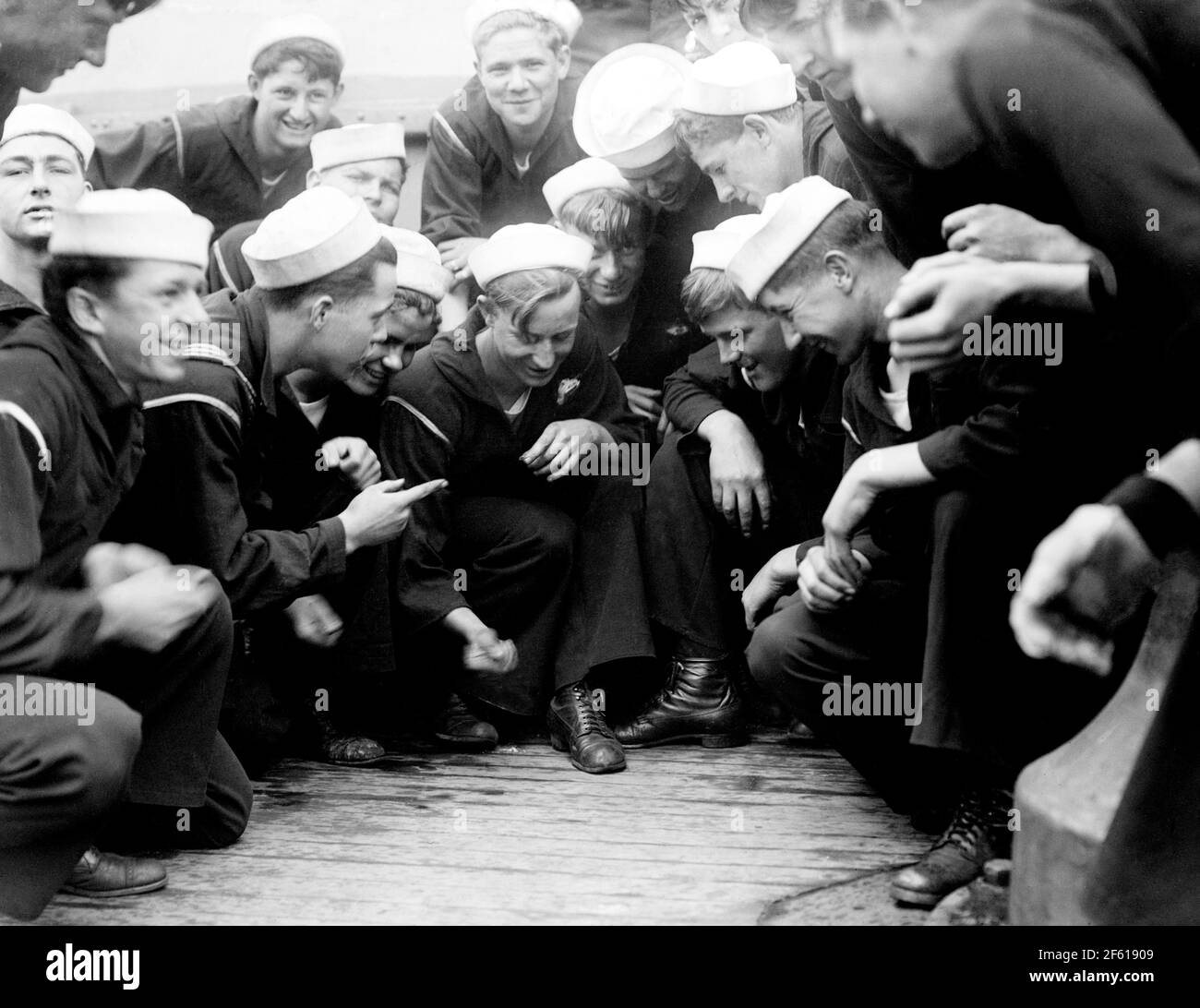 Matrosen schießen Craps, 1910er Stockfoto
