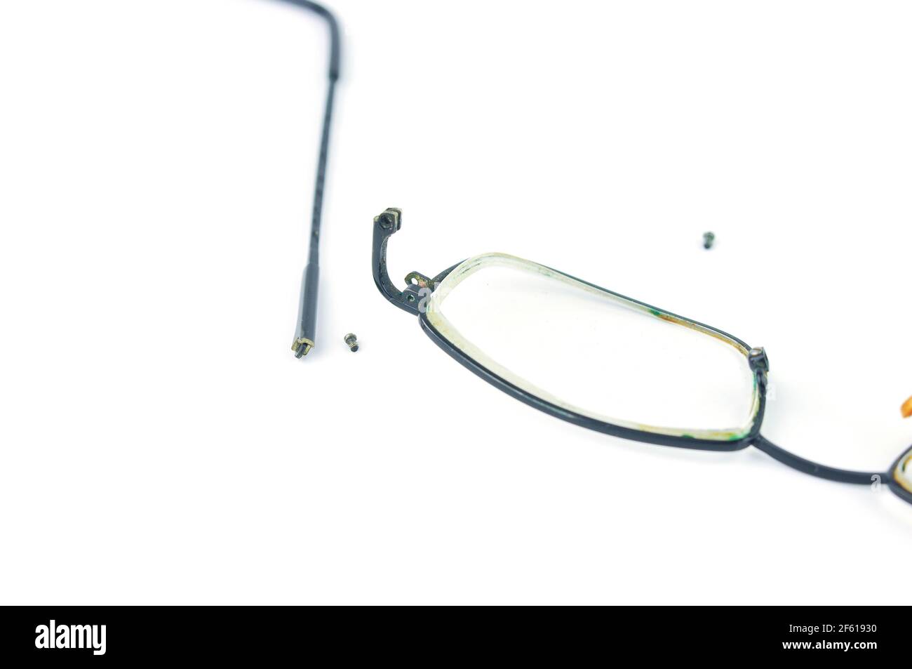 Gebrochene Brillen isoliert auf weißem Hintergrund. Brillen Reparaturkonzept. Stockfoto