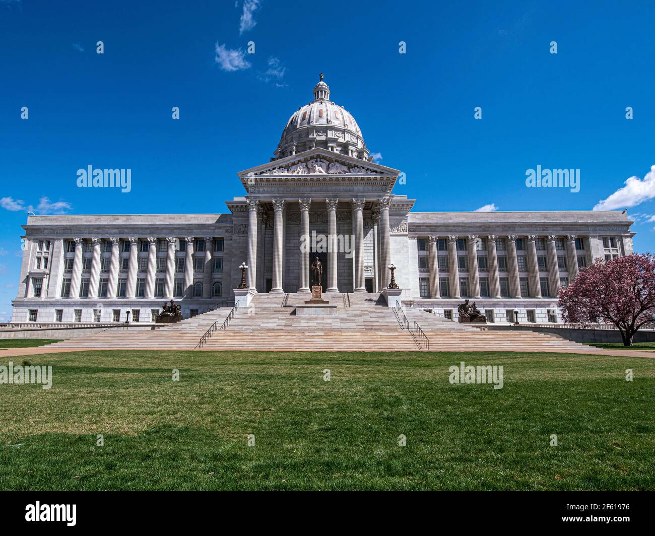Blick auf den Vordereingang zum Missouri State Capitol Gebäude das Häuser Missouri Generalversammlung und Exekutive Zweig der Regierung mit Blauer Himmel und g Stockfoto