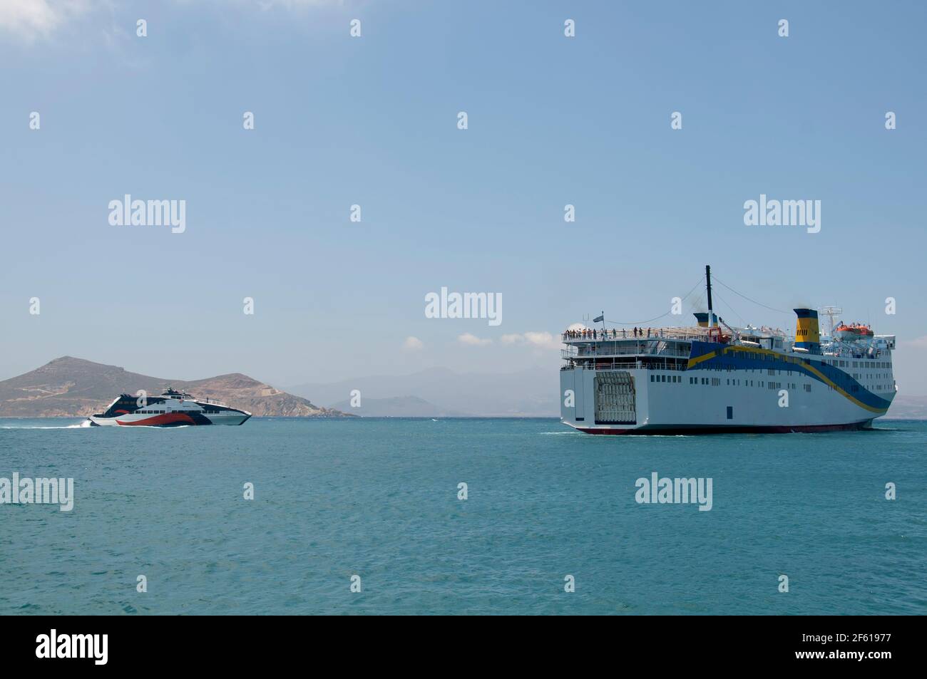 Superschnelles Fähre- und Passagierschiff, das in der Ägäis in Griechenland segelt. Im Hintergrund sind die Kykladen-Inseln und der blaue Himmel zu sehen. Reisen und Transport Stockfoto