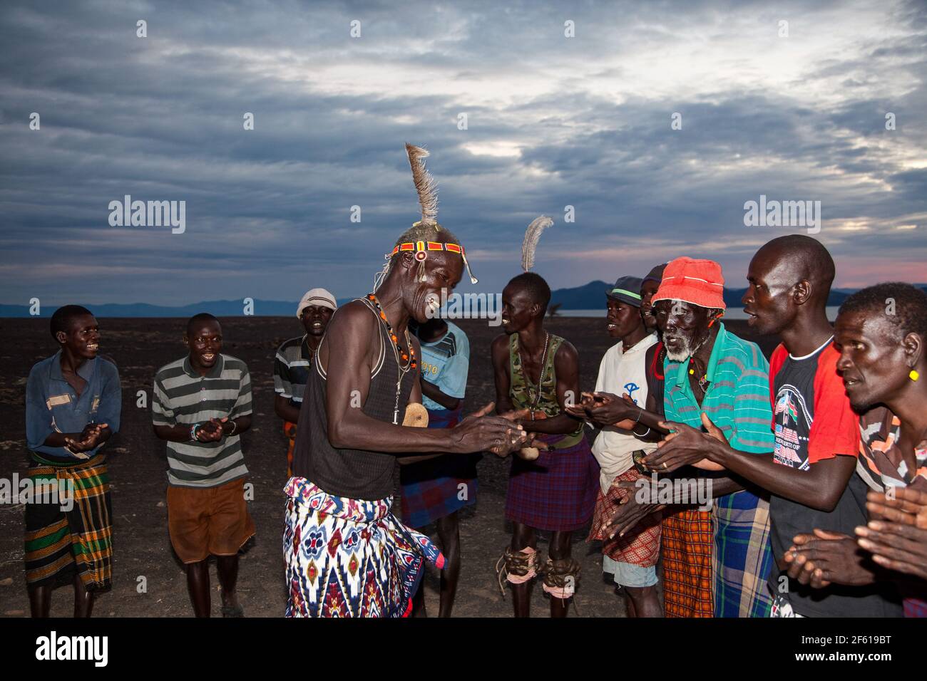 Tribal Tanz der Turkana Menschen. Turkana ist ein nilotisches Volk, das im Kreis Turkana im Nordwesten Kenias beheimatet ist Stockfoto