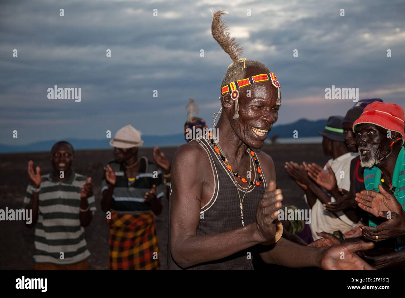 Tribal Tanz der Turkana Menschen. Turkana ist ein nilotisches Volk, das im Kreis Turkana im Nordwesten Kenias beheimatet ist Stockfoto