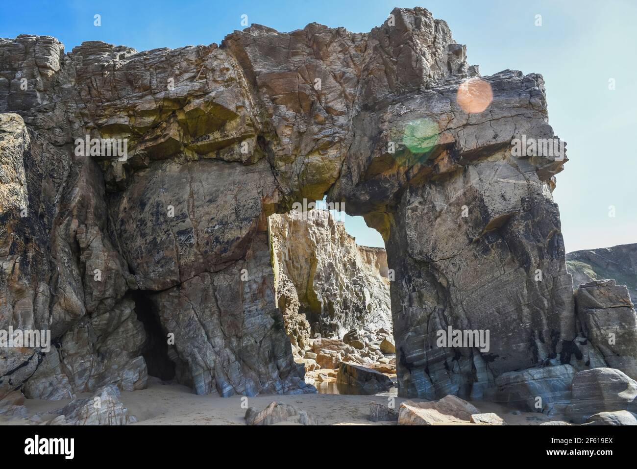 Ein Felsbogen an der wilden Küste Frankreichs bei Quiberon. Stockfoto