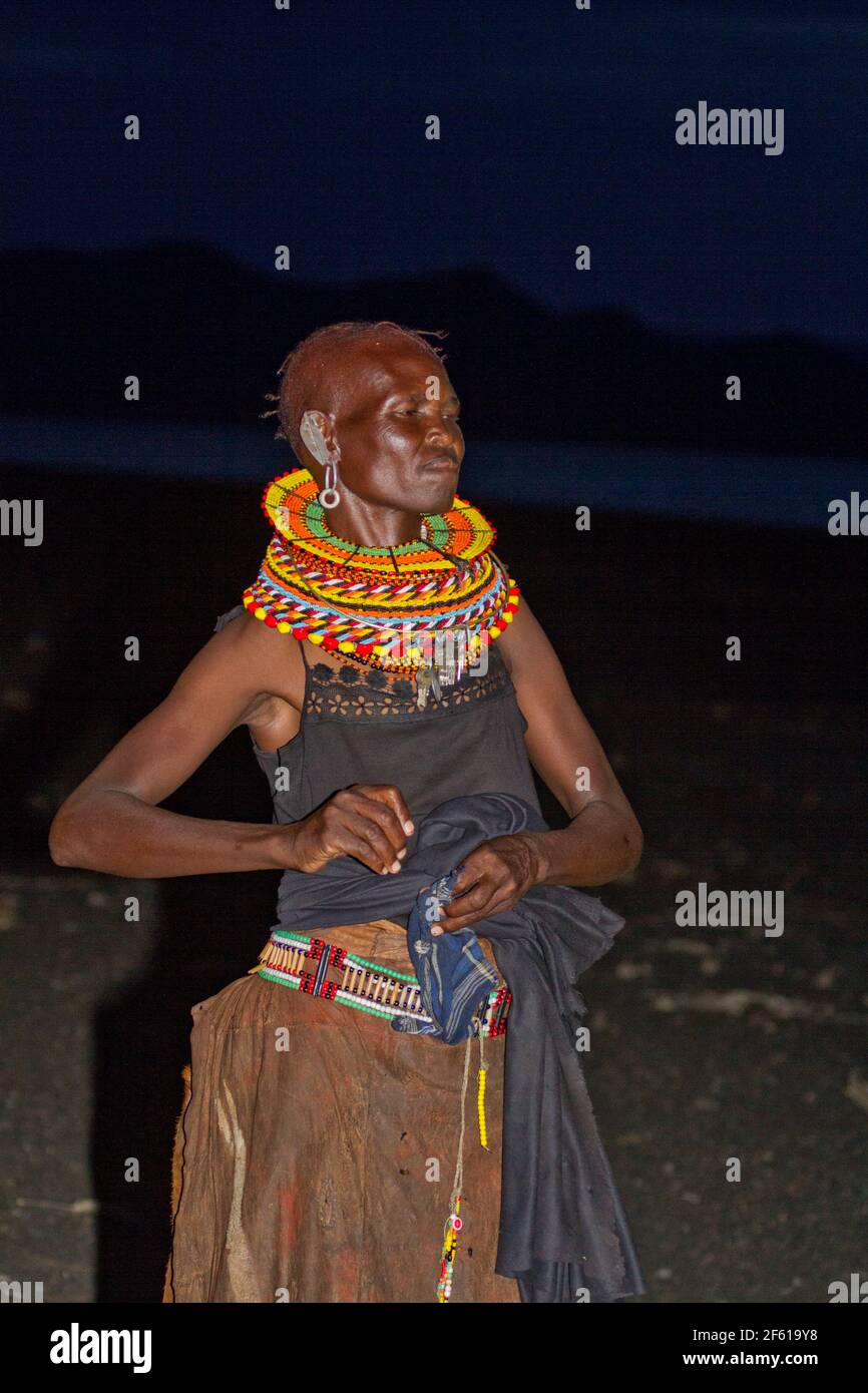 Frauen in traditioneller Kleidung der Turkana. Turkana ist ein nilotisches Volk, das im Kreis Turkana im Nordwesten Kenias beheimatet ist Stockfoto