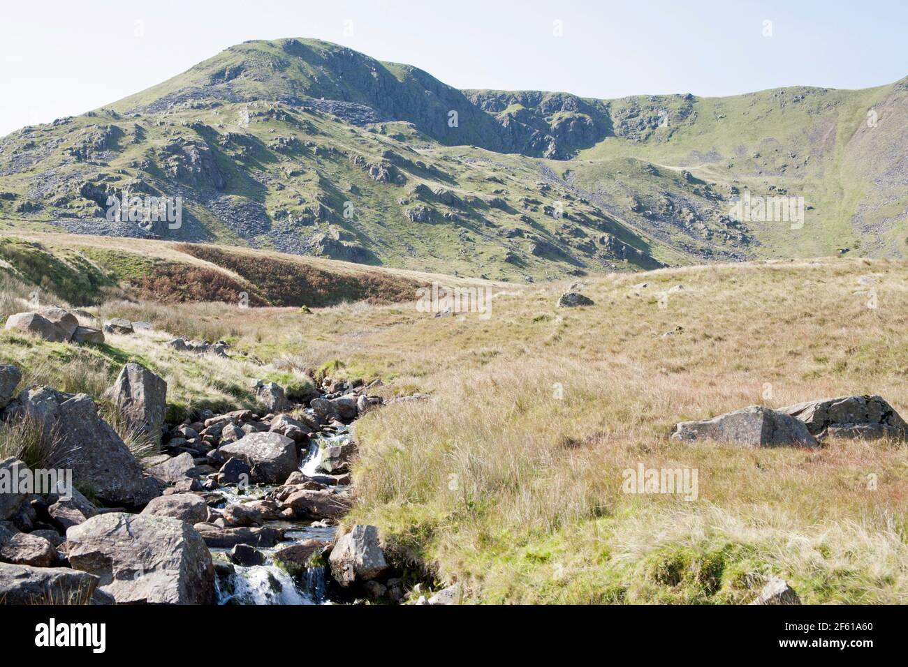 Dow Crag und Torver Beck sahen sich die Torver Bridge an Walna Scar Rd in der Nähe des alten Mannes von Coniston Lake District Cumbria England Stockfoto