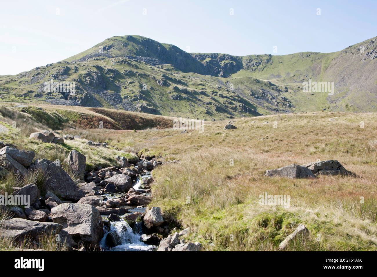 Dow Crag und Torver Beck sahen sich die Torver Bridge an Walna Scar Rd in der Nähe des alten Mannes von Coniston Lake District Cumbria England Stockfoto