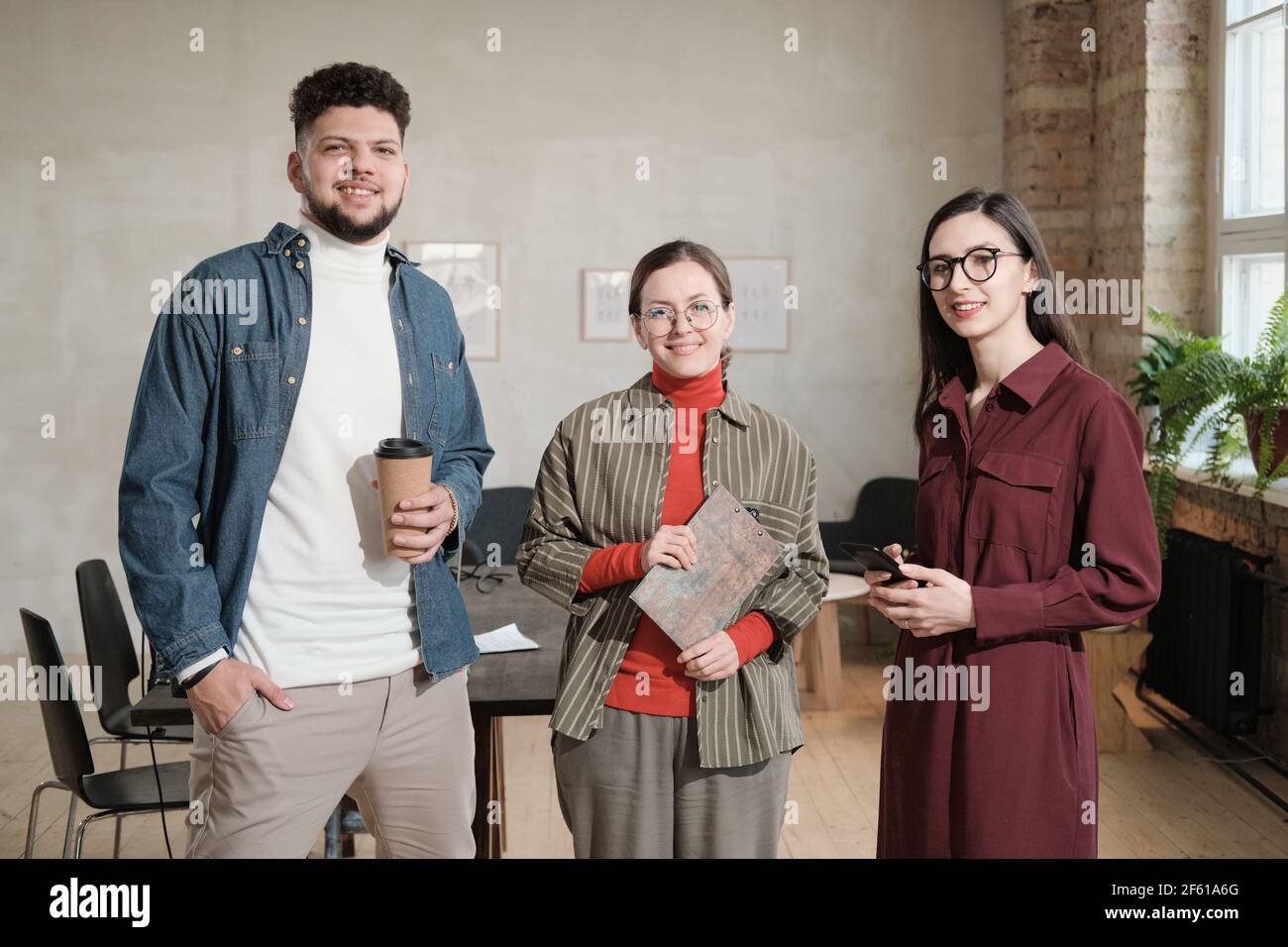 Porträt einer Gruppe von Geschäftsleuten, die während der Kamera betrachten Im Radiostudio stehen und im Team arbeiten Stockfoto