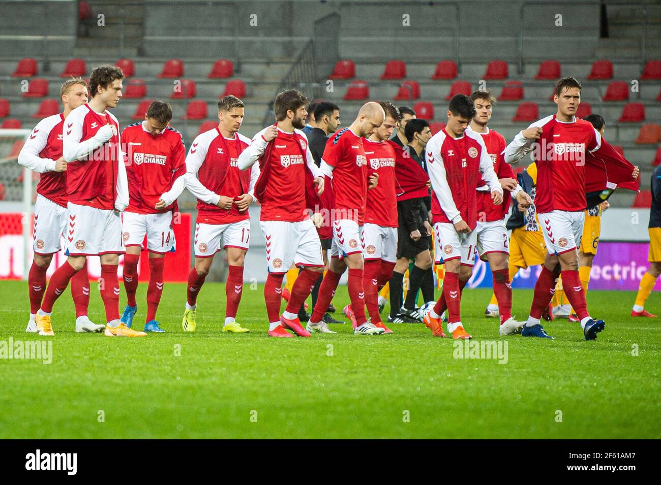 Herning, Dänemark. März 2021, 28th. Dänische Spieler protestieren gegen die katarische Behandlung von Arbeitern, die während der Vorbereitung der FIFA-Weltmeisterschaft 2022 in Katar leiden. Vor dem Wolrd Cup Qualifikationsspiel zwischen Dänemark und Moldawien in der MCH Arena in Herning, Dänemark. (Foto Kredit: Gonzales Foto/Alamy Live News Stockfoto