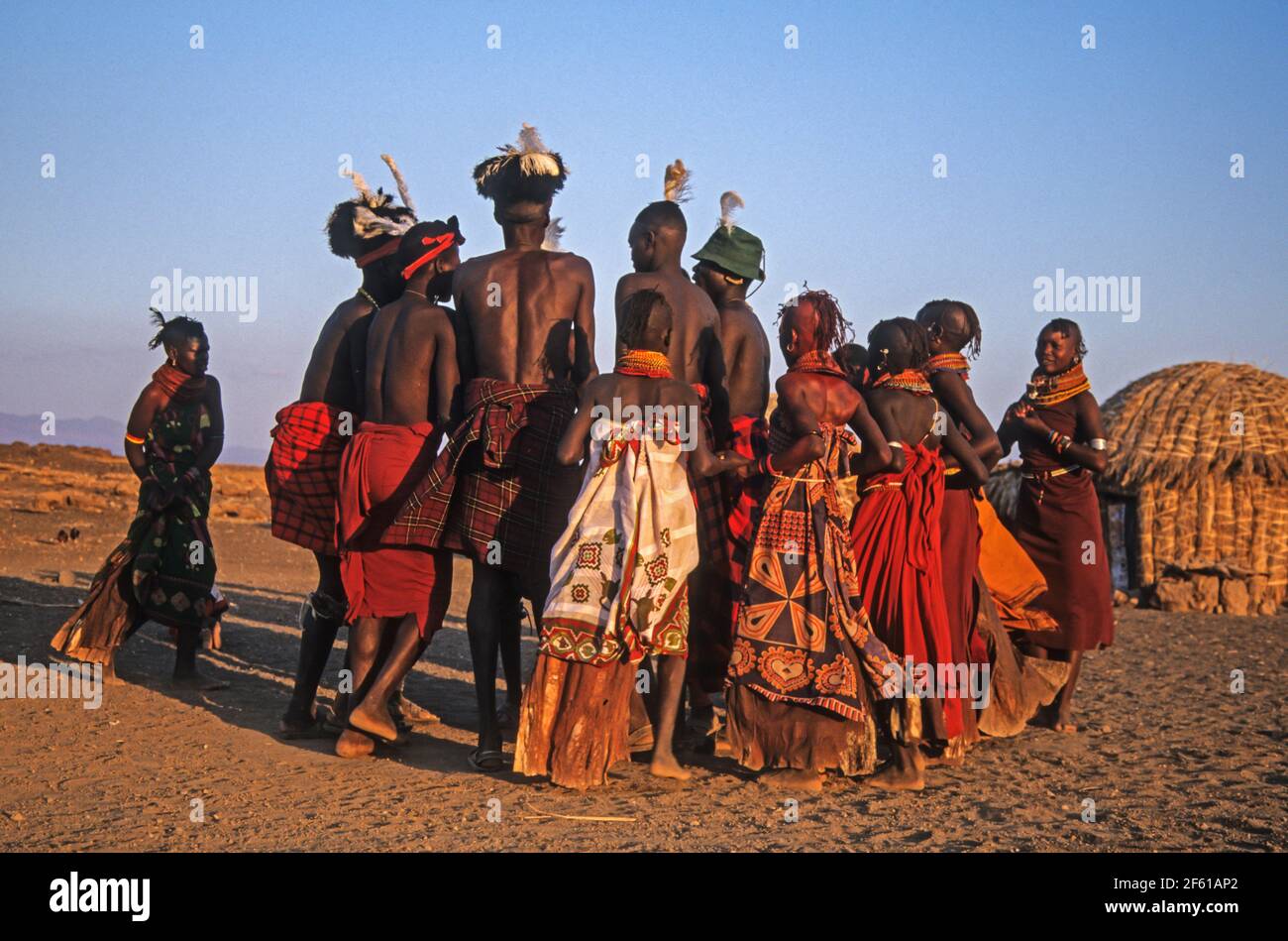 Tribal Tanz der Turkana Menschen. Turkana ist ein nilotisches Volk, das im Kreis Turkana im Nordwesten Kenias beheimatet ist Stockfoto