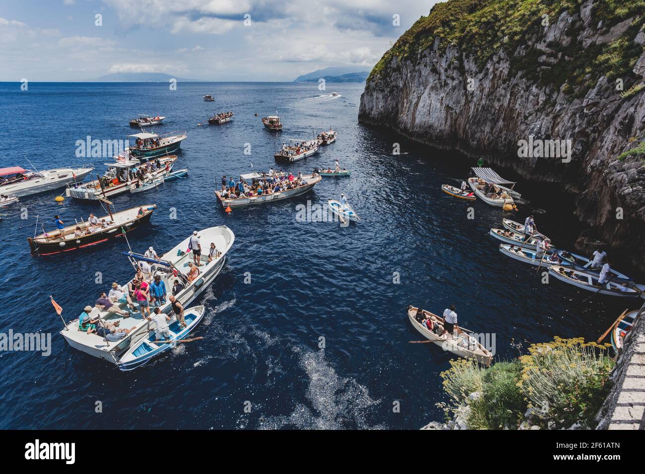 Capri, Italien - 25. Mai 2014: Touristen warten auf dem Boot vor dem Eingang zur blauen Grotte eine Meereshöhle an der Küste der Insel Capri im Süden Stockfoto