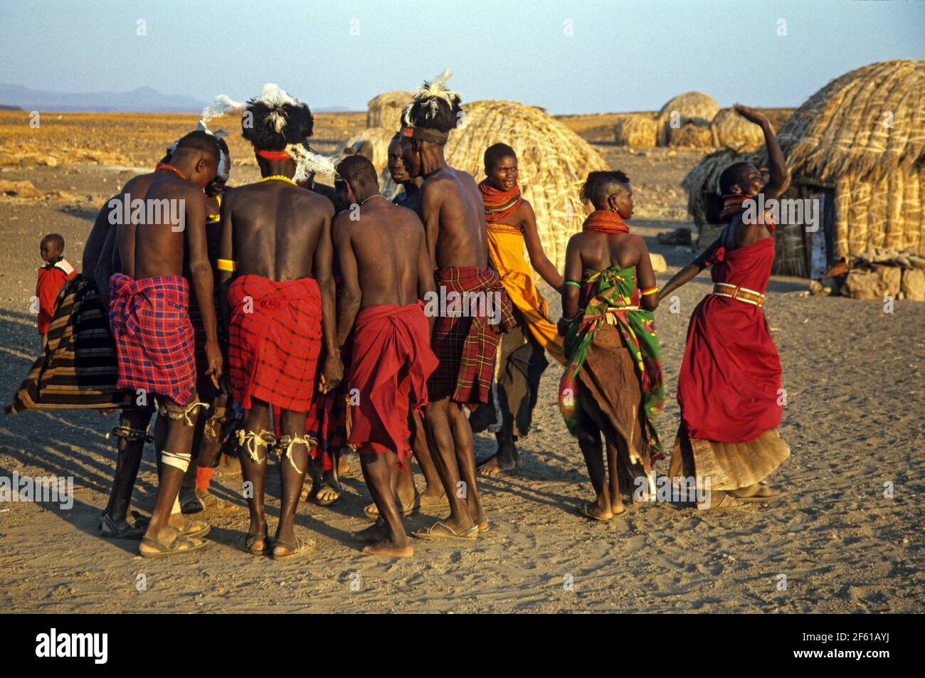 Tribal Tanz der Turkana Menschen. Turkana ist ein nilotisches Volk, das im Kreis Turkana im Nordwesten Kenias beheimatet ist Stockfoto