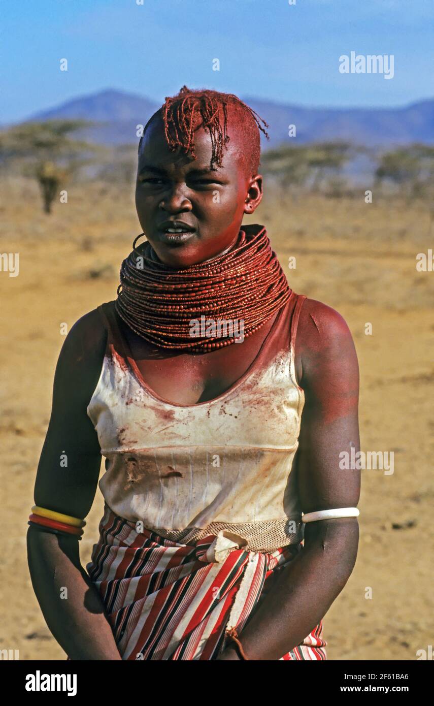 Frauen in traditioneller Kleidung der Turkana. Turkana ist ein nilotisches Volk, das im Kreis Turkana im Nordwesten Kenias beheimatet ist Stockfoto