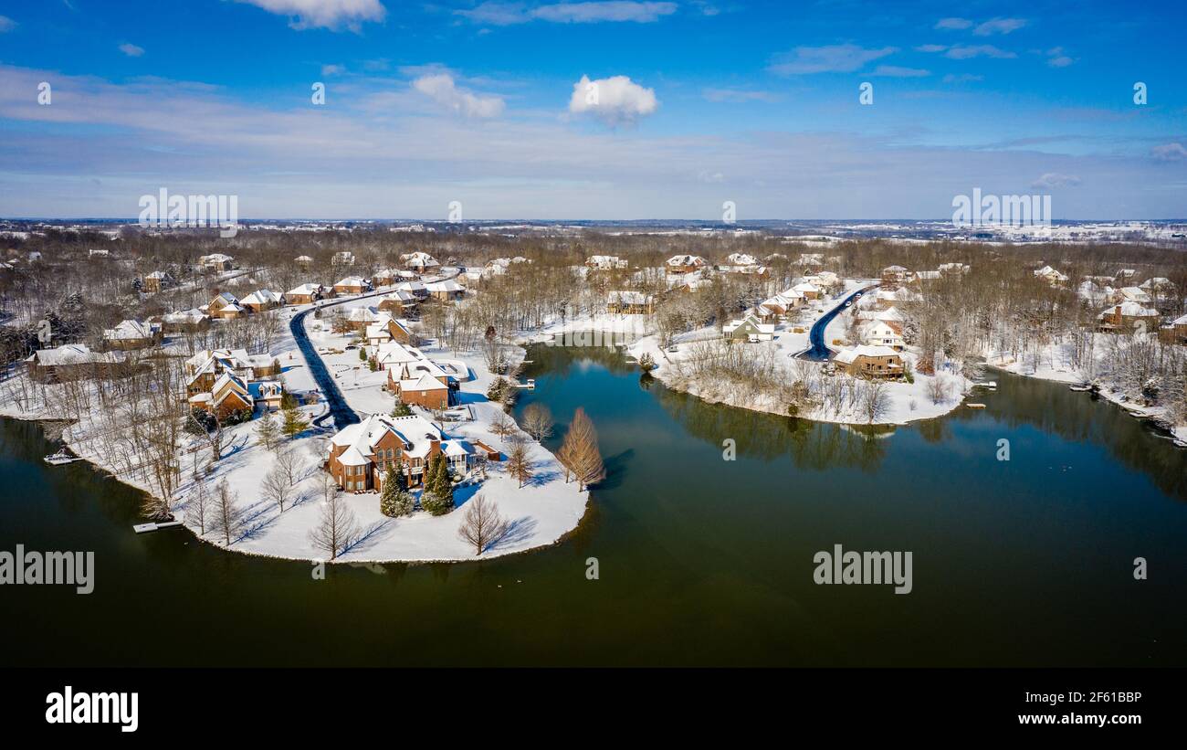 Luftaufnahme eines Wohnviertels am See in Central Kentucky im Winter Stockfoto