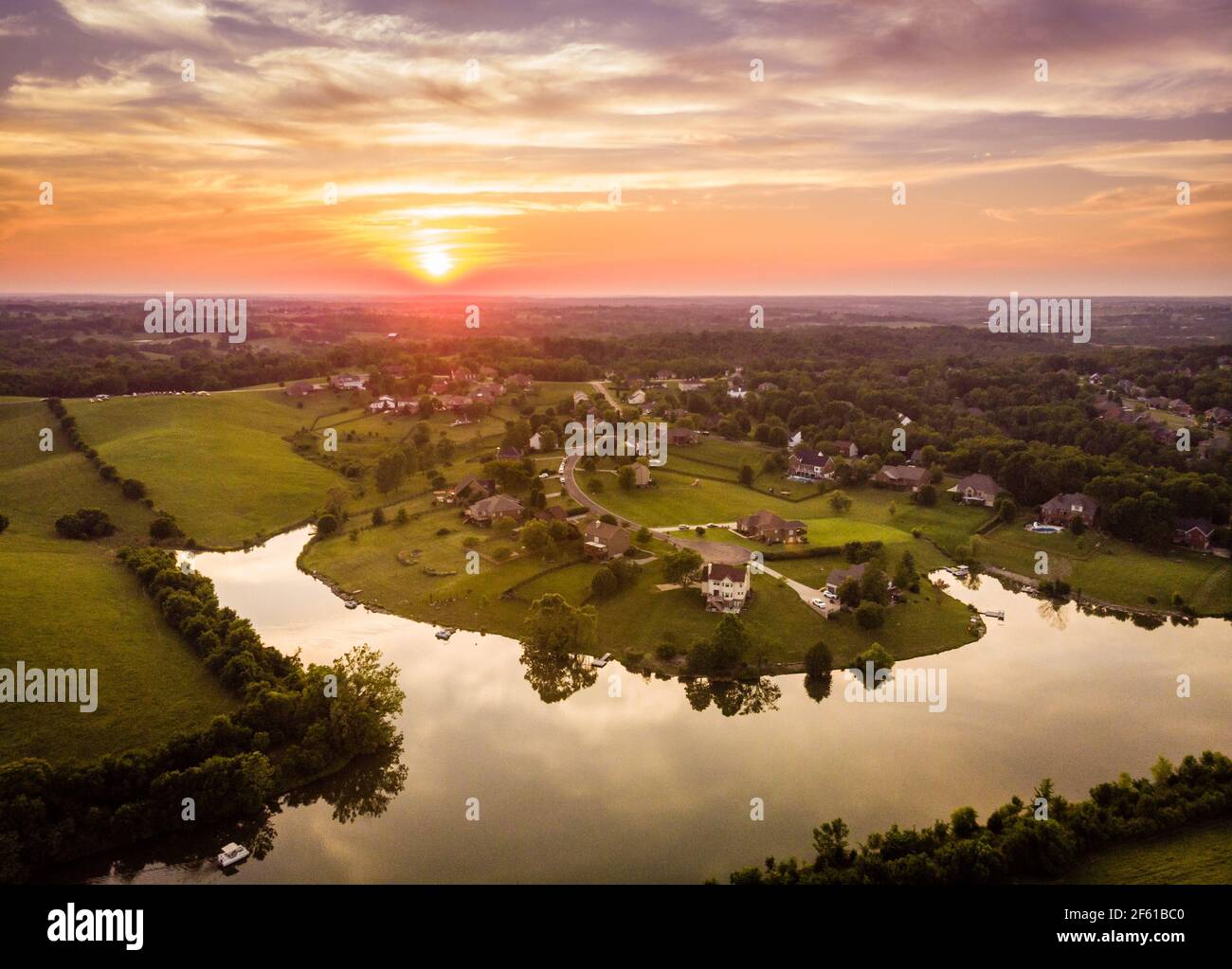 Luftaufnahme des Sonnenuntergangs über der ländlichen Nachbarschaft in Central Kentucky Stockfoto