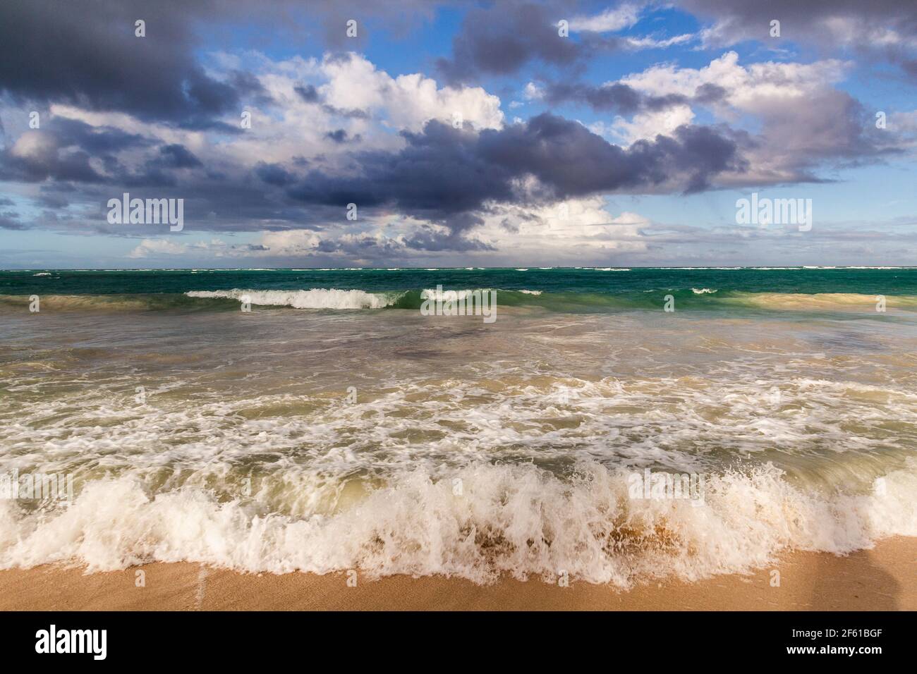 Wolkiger Himmel am Bavaro Strand, Dominikanische Republik Stockfoto