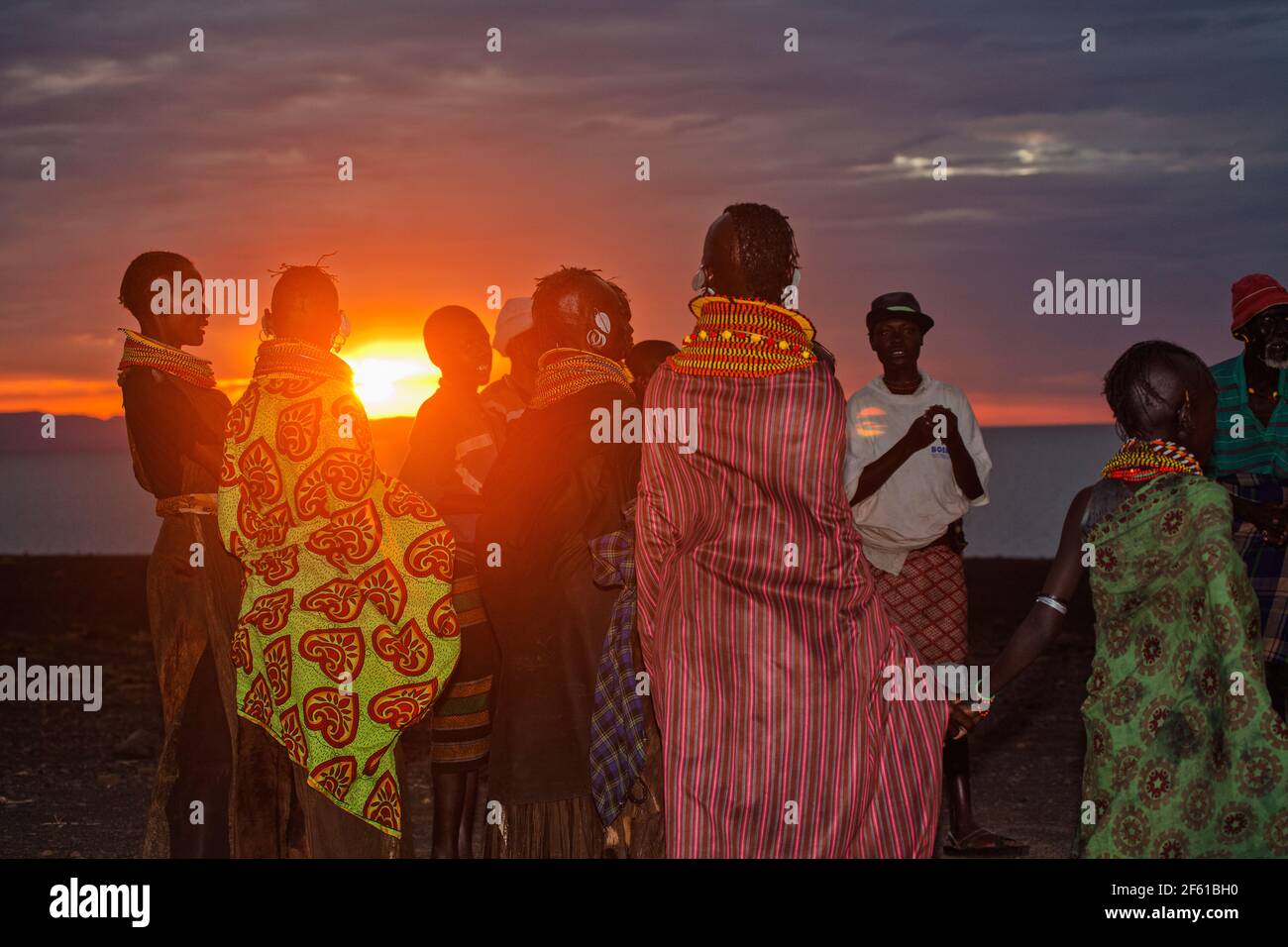 Tribal Tanz der Turkana Menschen. Turkana ist ein nilotisches Volk, das im Kreis Turkana im Nordwesten Kenias beheimatet ist Stockfoto