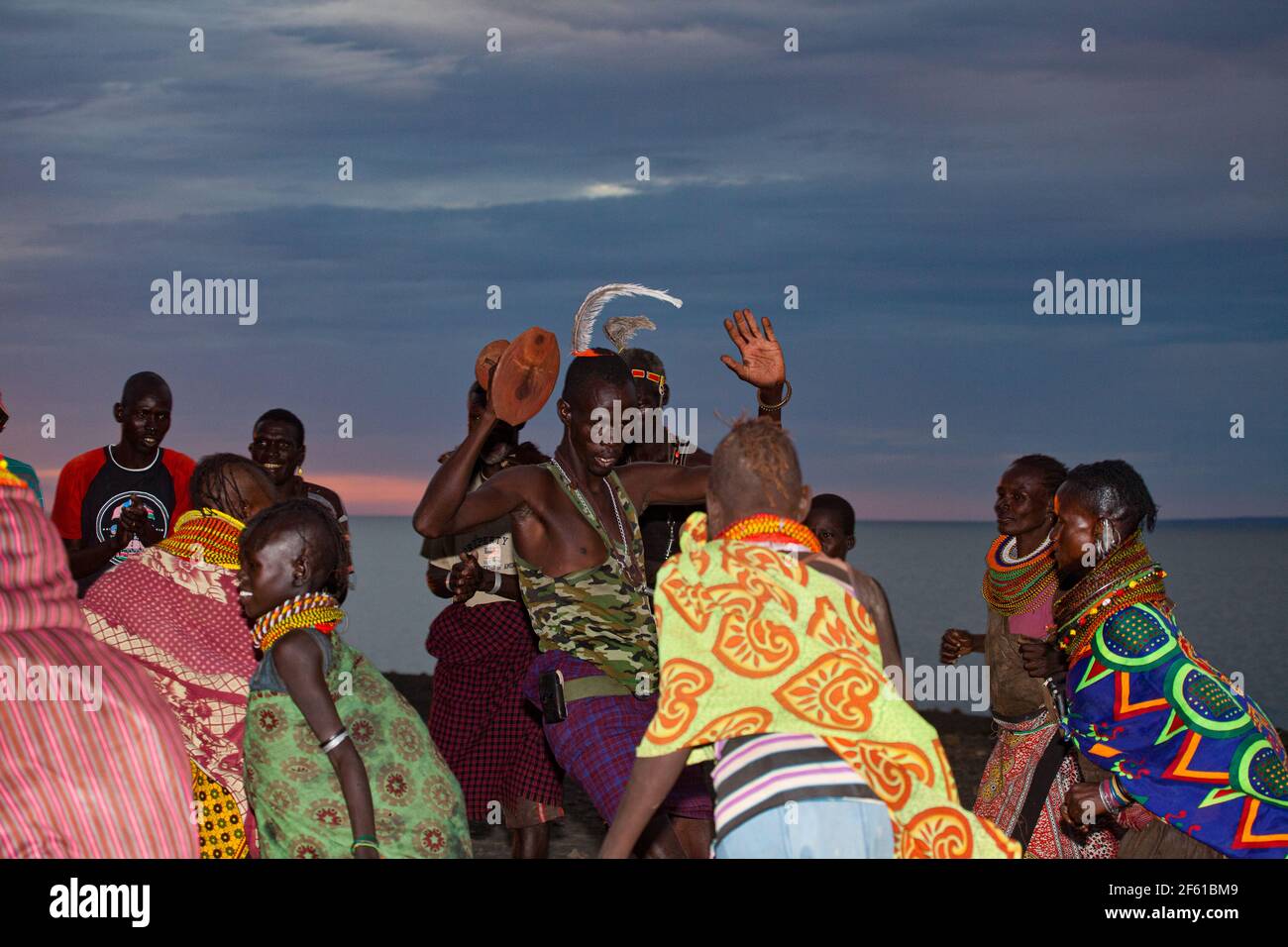 Tribal Tanz der Turkana Menschen. Turkana ist ein nilotisches Volk, das im Kreis Turkana im Nordwesten Kenias beheimatet ist Stockfoto