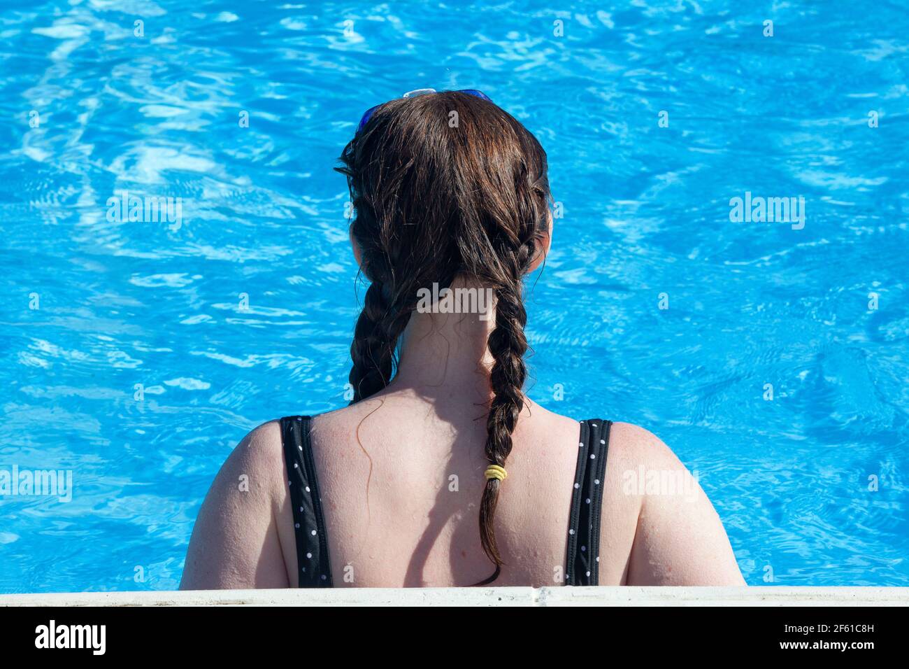 London, Großbritannien, 29. März 2021: Brockwell Lido wurde heute wiedereröffnet, da die Sperre in England nachlässt. Schwimmer jeden Alters nutzten die Sonne, um das Wasser bei kühlen 9,8 Grad zu trotzen. Das Lido wird von Fusion Lifestyle für den Lambeth Council betrieben, die kovide Sicherheitsmaßnahmen und ein Einbahnsystem implementiert haben, um soziale Distanzierung zu gewährleisten. Anna Watson/Alamy Live News Stockfoto