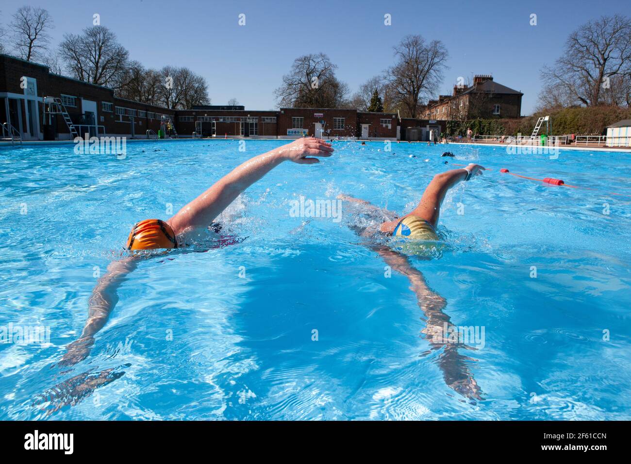 London, Großbritannien, 29. März 2021: Brockwell Lido wurde heute wiedereröffnet, da die Sperre in England nachlässt. Schwimmer jeden Alters nutzten die Sonne, um das Wasser bei kühlen 9,8 Grad zu trotzen. Das Lido wird von Fusion Lifestyle für den Lambeth Council betrieben, die kovide Sicherheitsmaßnahmen und ein Einbahnsystem implementiert haben, um soziale Distanzierung zu gewährleisten. Anna Watson/Alamy Live News Stockfoto