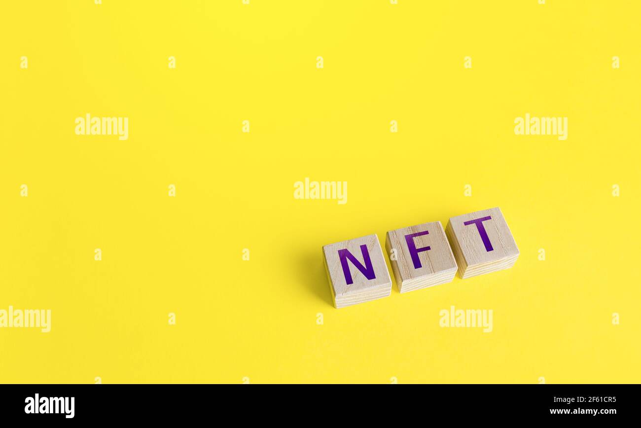 Nicht fungible Token-Wortblöcke von NFT. Verkauf von digitalen Assets und Kunst durch Auktionen. Monetarisierung, Investitionen in kryptografische Token, Kryptowährung. Stockfoto