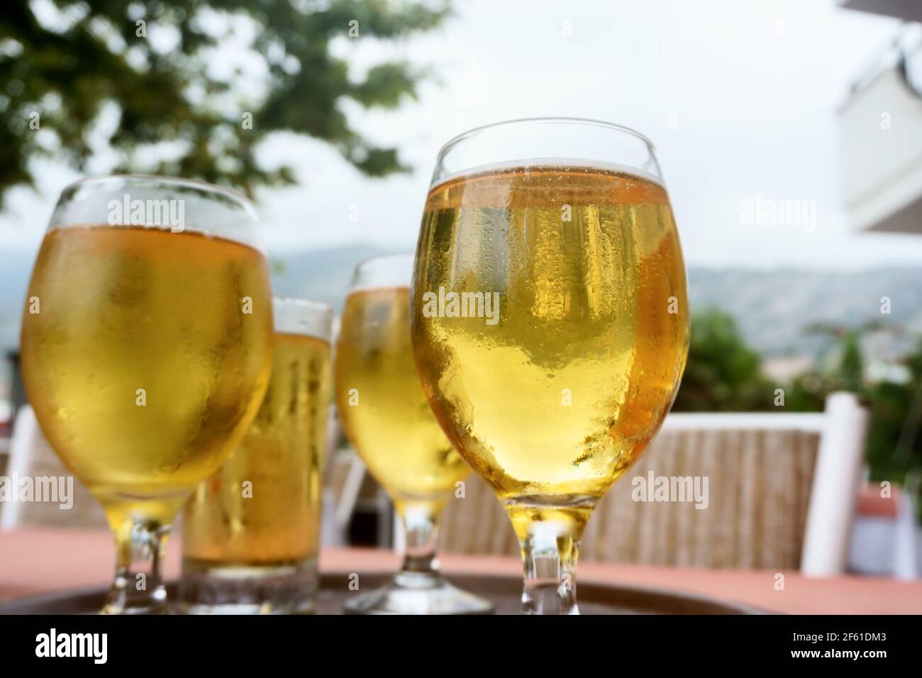 Misted kühles Bier steht in Gläsern auf einem Tisch in Ein Sommercafé Stockfoto