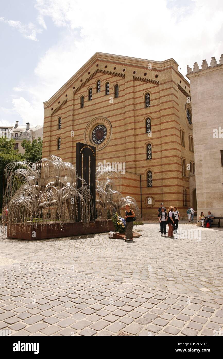 Die große Synagoge im jüdischen Viertel von Budapest an der Dohany Street ist im maurischen Stil gehalten. Das Holocaust-Mahnmal befindet sich im Hof. Stockfoto