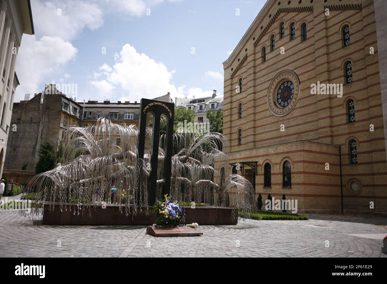Die große Synagoge im jüdischen Viertel von Budapest an der Dohany Street ist im maurischen Stil gehalten. Das Holocaust-Mahnmal befindet sich im Hof. Stockfoto