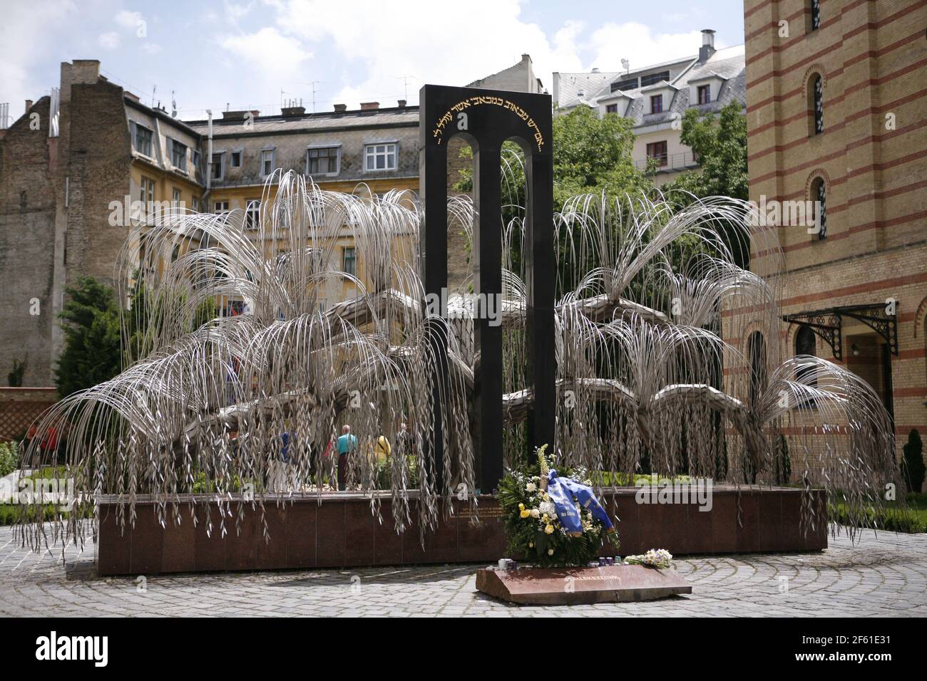Die große Synagoge im jüdischen Viertel von Budapest an der Dohany Street ist im maurischen Stil gehalten. Das Holocaust-Mahnmal befindet sich im Hof. Stockfoto