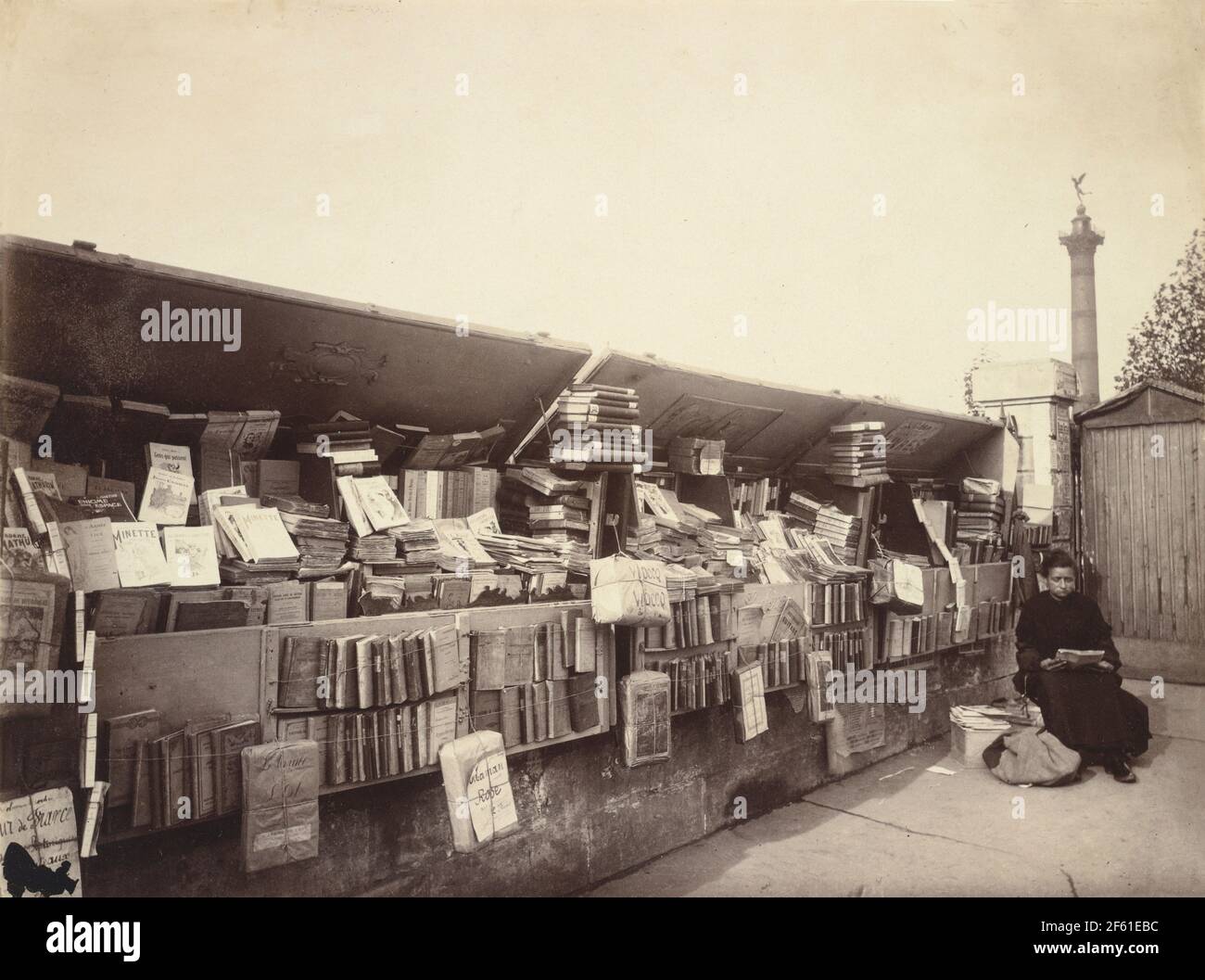 Buchhändler in Place de la Bastille, Paris, Frankreich, um 1911, von Eugene Atget. Eugène Atget, vollständiger Name Jean-Eugène-Auguste Atget, 1857 - 1927. Französischer Fotograf, berühmt für seine jahrzehntelange Arbeit, um die Architektur und Aura von Paris zu dokumentieren, bevor alles der Modernisierung verloren ging. Stockfoto