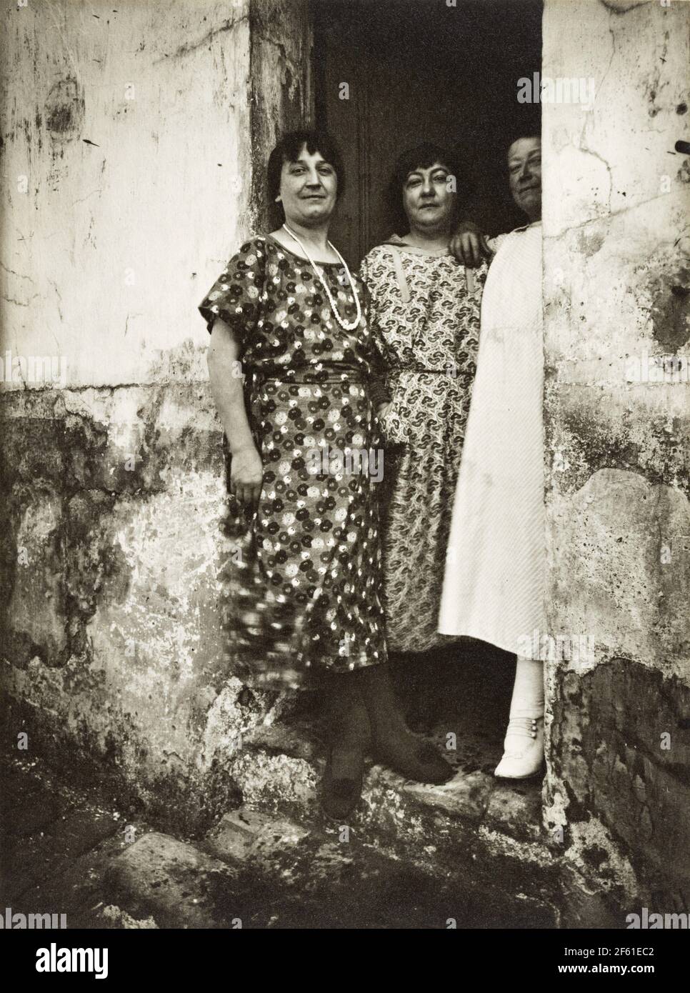 Rue Asselin, Paris, Frankreich, um 1920 von Eugene Atget. Eugène Atget, vollständiger Name Jean-Eugène-Auguste Atget, 1857 - 1927. Französischer Fotograf, berühmt für seine jahrzehntelange Arbeit, um die Architektur und Aura von Paris zu dokumentieren, bevor alles der Modernisierung verloren ging. Stockfoto