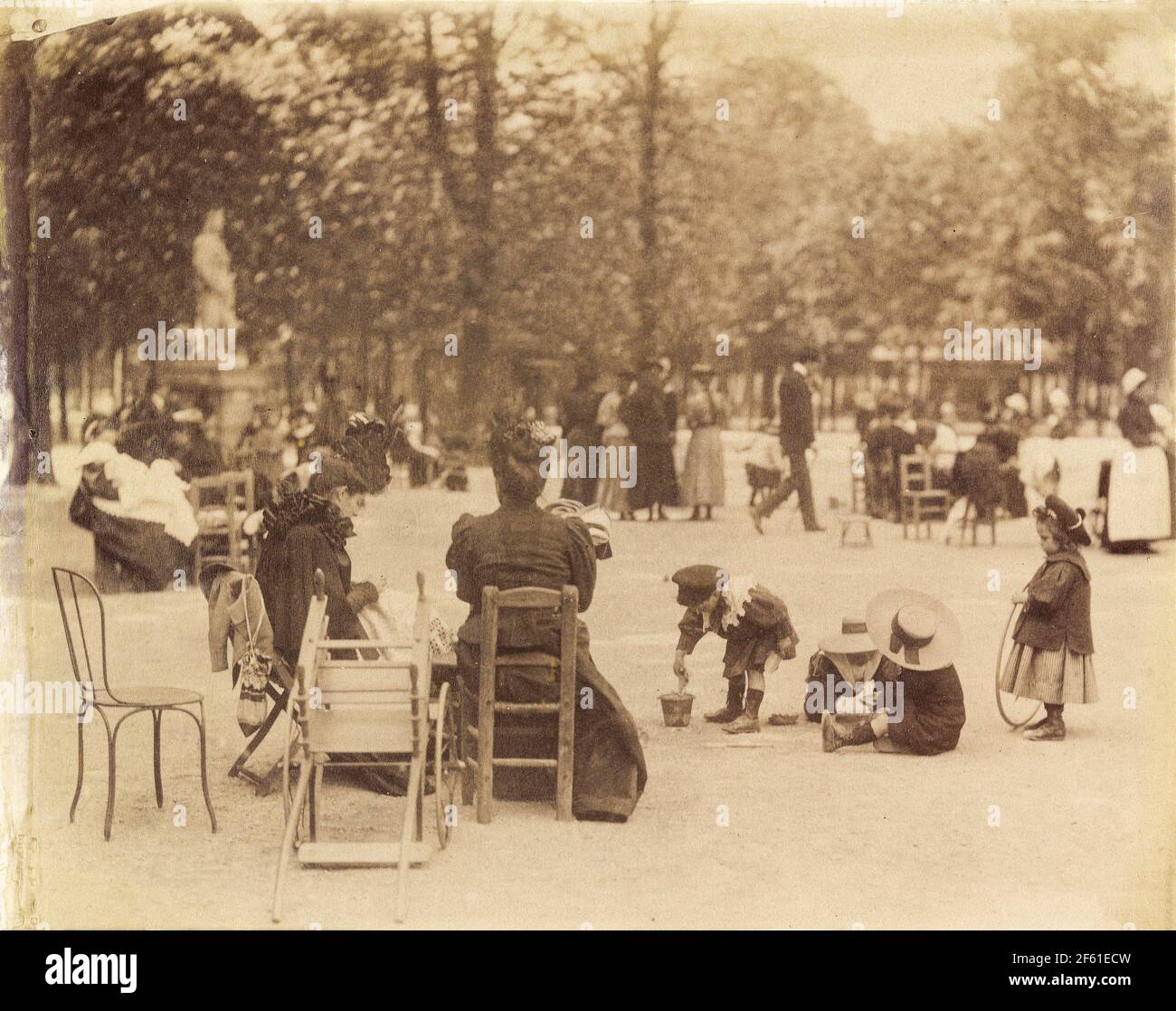 Frauen und Kinder im Jardin du Luxembourg, Paris, Frankreich um 1898 von Eugene Atget. Eugène Atget, vollständiger Name Jean-Eugène-Auguste Atget, 1857 - 1927. Französischer Fotograf, berühmt für seine jahrzehntelange Arbeit, um die Architektur und Aura von Paris zu dokumentieren, bevor alles der Modernisierung verloren ging. Stockfoto