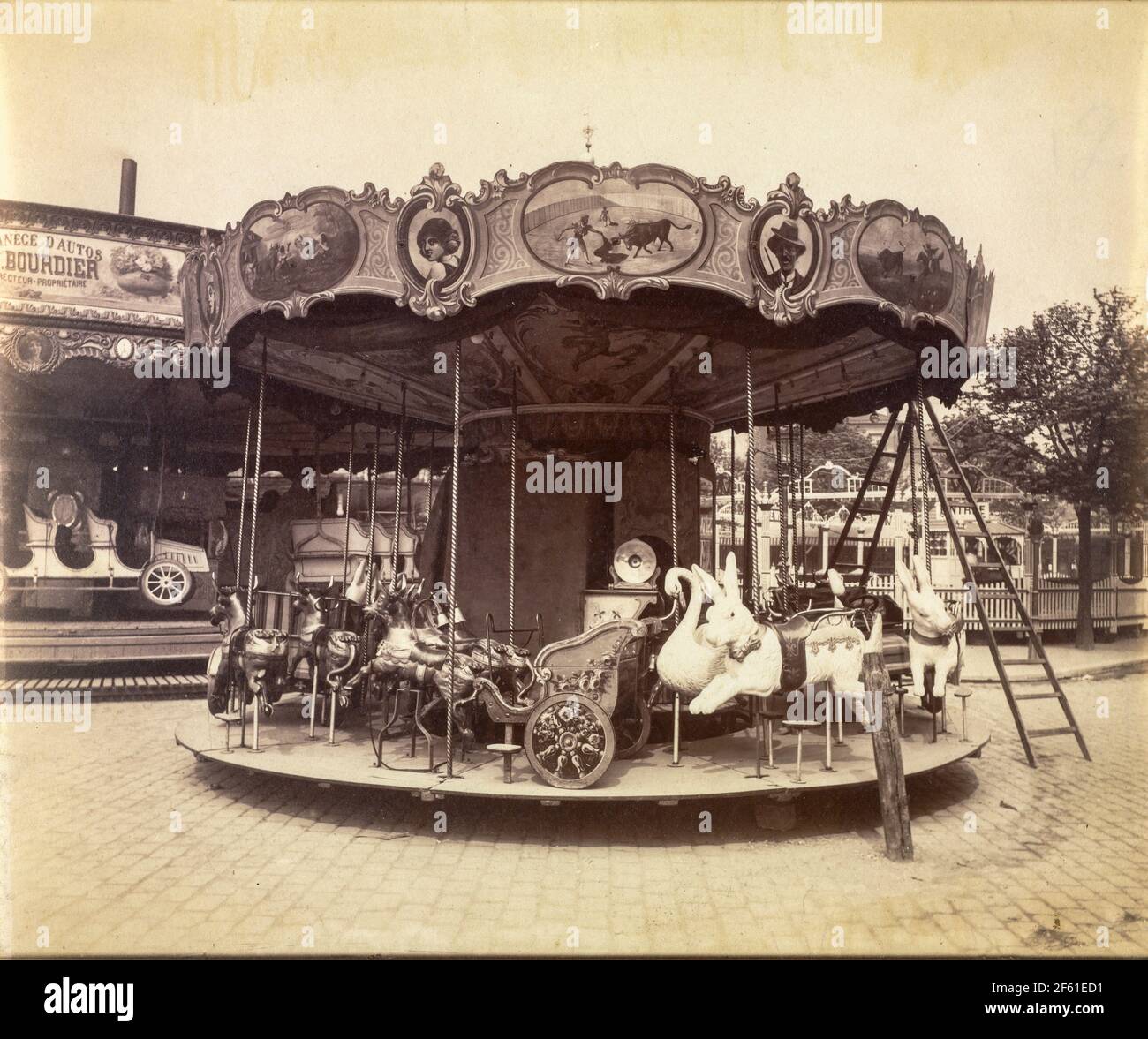 Fête du Trône, Paris, Frankreich um 1923 von Eugene Atget. Eugène Atget, vollständiger Name Jean-Eugène-Auguste Atget, 1857 - 1927. Französischer Fotograf, berühmt für seine jahrzehntelange Arbeit, um die Architektur und Aura von Paris zu dokumentieren, bevor alles der Modernisierung verloren ging. Stockfoto