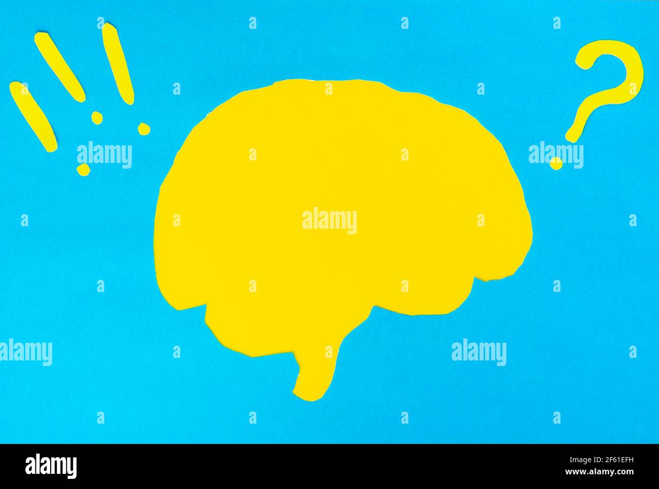 Problemkonzept, gelbes Gehirnlayout mit Frage- und Ausrufezeichen auf blauem Hintergrund Stockfoto