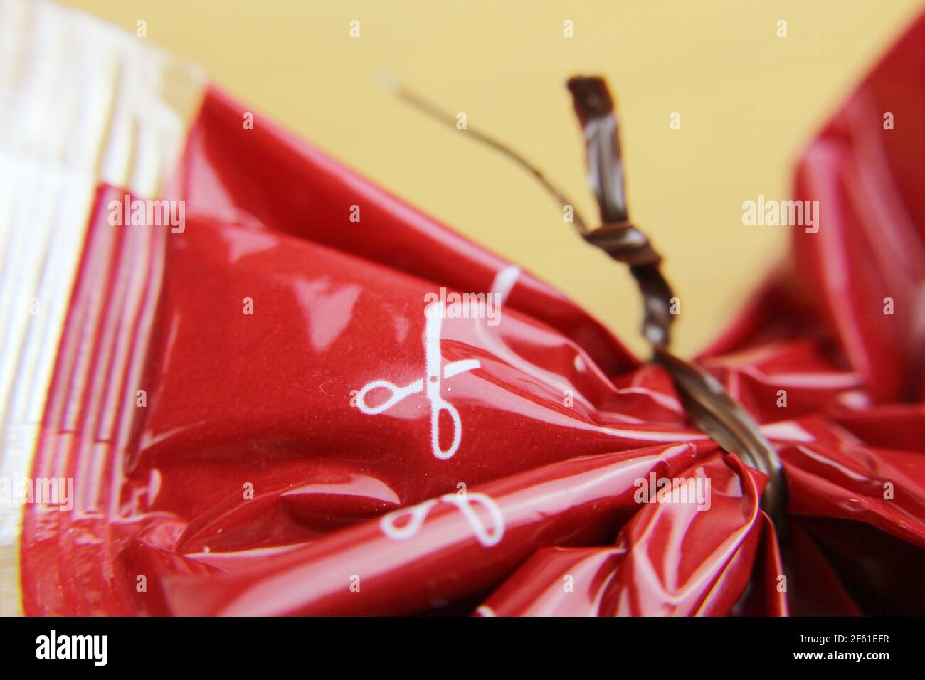 Druckschere auf Plastiktüte Stockfoto