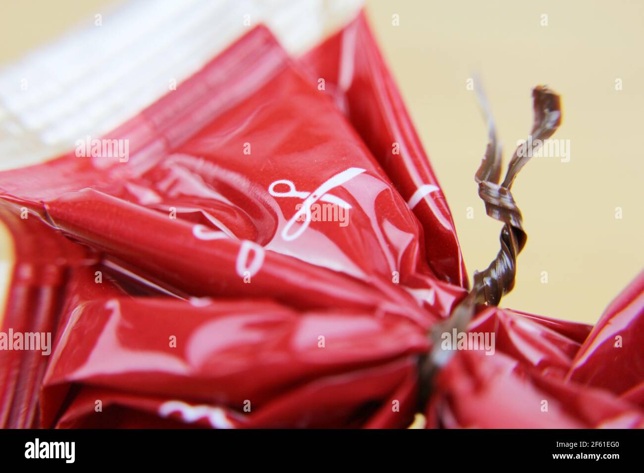 Druckschere auf Plastiktüte Stockfoto