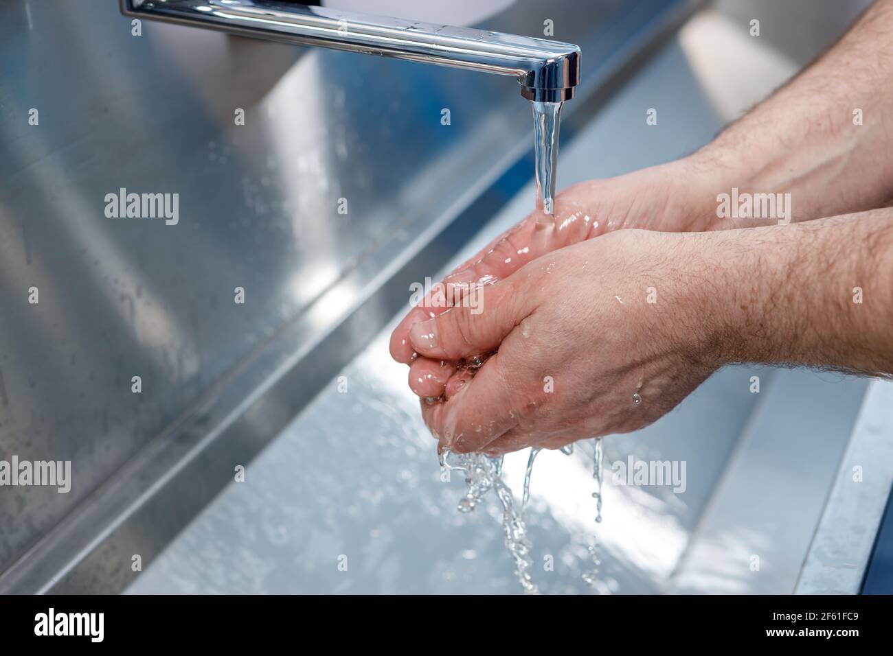 Waschen Sie Ihre Hände mit Wasser unter fließendem Wasser. Handhygiene. Stockfoto