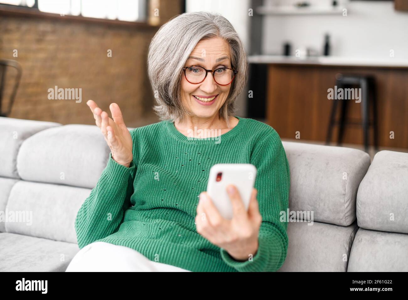 Videoanruf-Konzept. Lächelnde reife Frau, die online über Video Connect auf dem Smartphone spricht, ältere Frauen bleiben während der Pandemie mit Familie oder Freunden in Kontakt Stockfoto