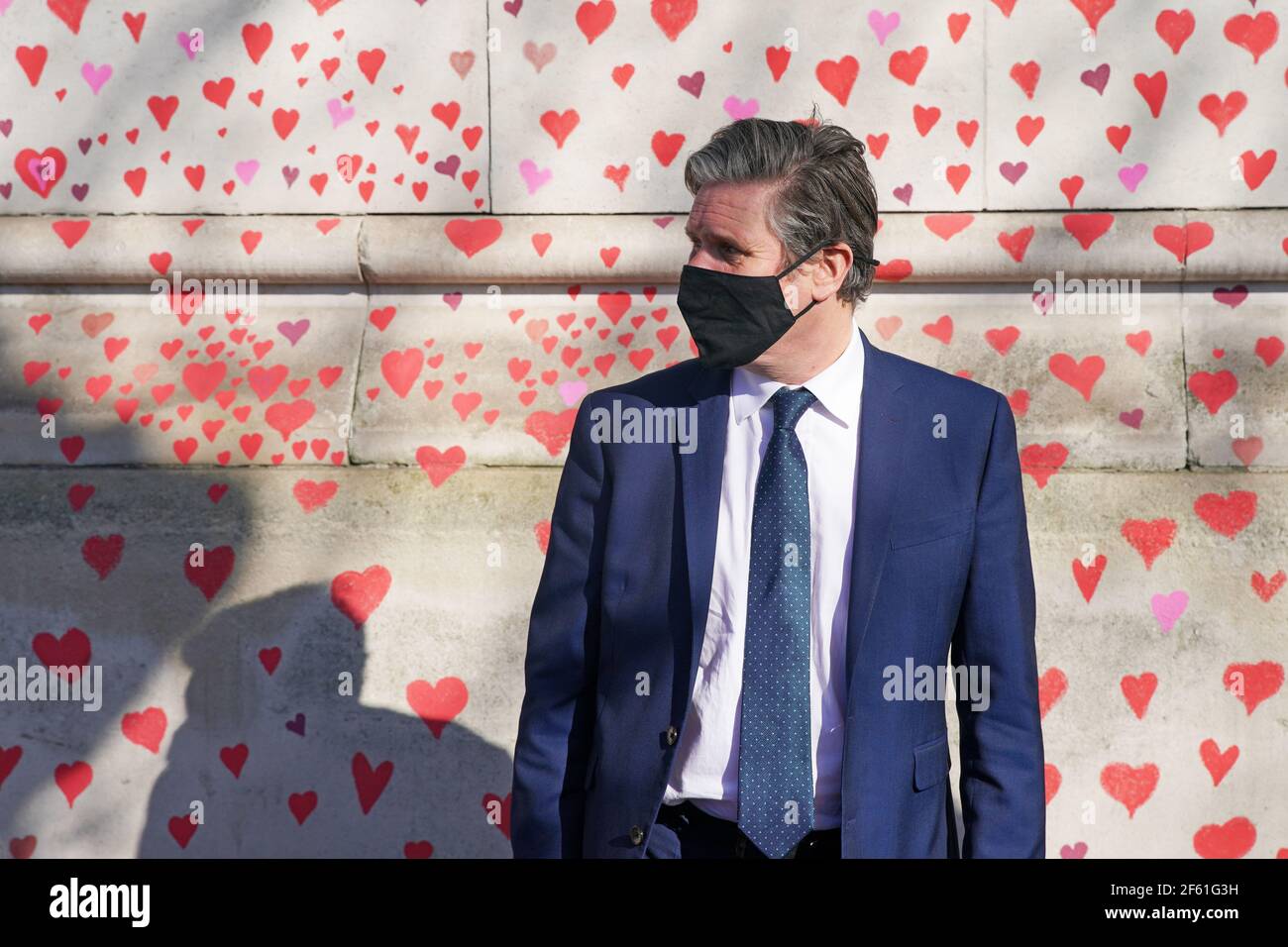 Der Parteivorsitzende der Labour Party Keir Starmer besucht die COVID-19 Gedenkmauer am Ufer im Zentrum von London, die mit Herzen gemalt wurde, um an die mehr als 145.000 Menschen zu erinnern, die in Großbritannien an dem Coronavirus gestorben sind. Bilddatum: Montag, 29. März 2021. Stockfoto