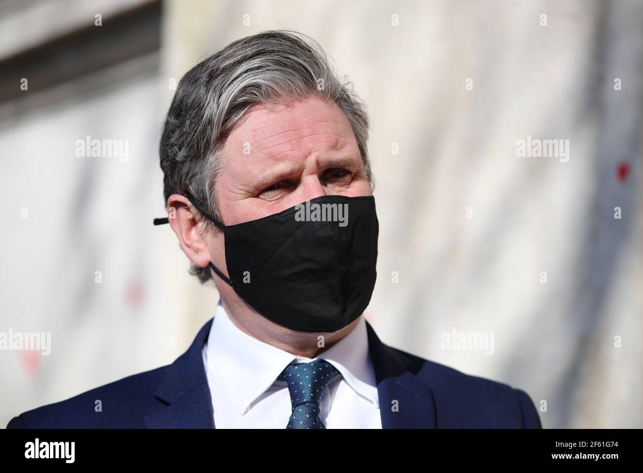 Der Parteivorsitzende der Labour Party Keir Starmer besucht die COVID-19 Gedenkmauer am Ufer im Zentrum von London, die mit Herzen gemalt wurde, um an die mehr als 145.000 Menschen zu erinnern, die in Großbritannien an dem Coronavirus gestorben sind. Bilddatum: Montag, 29. März 2021. Stockfoto