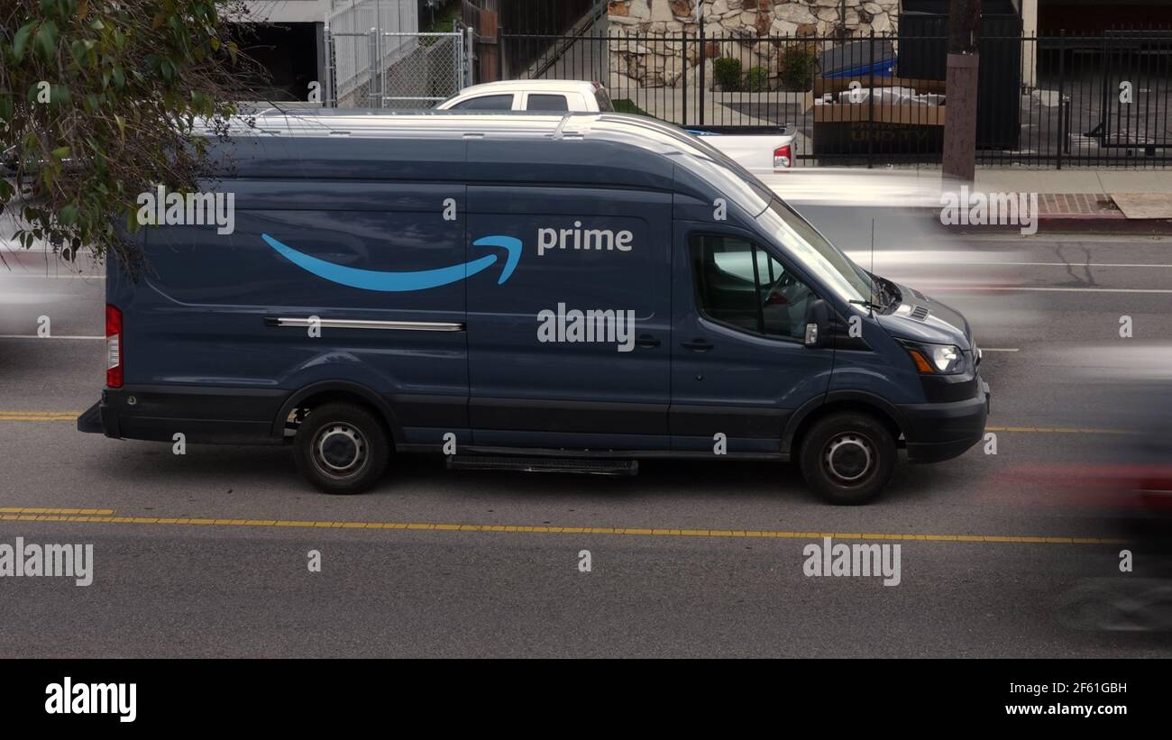 Los Angeles, CA / USA - 25. März 2021: Ein Amazon Prime Lieferwagen wird in  einem Median geparkt angezeigt, da Autos auf beiden Seiten entlang einer  Stadtstraße vorbeifahren Stockfotografie - Alamy